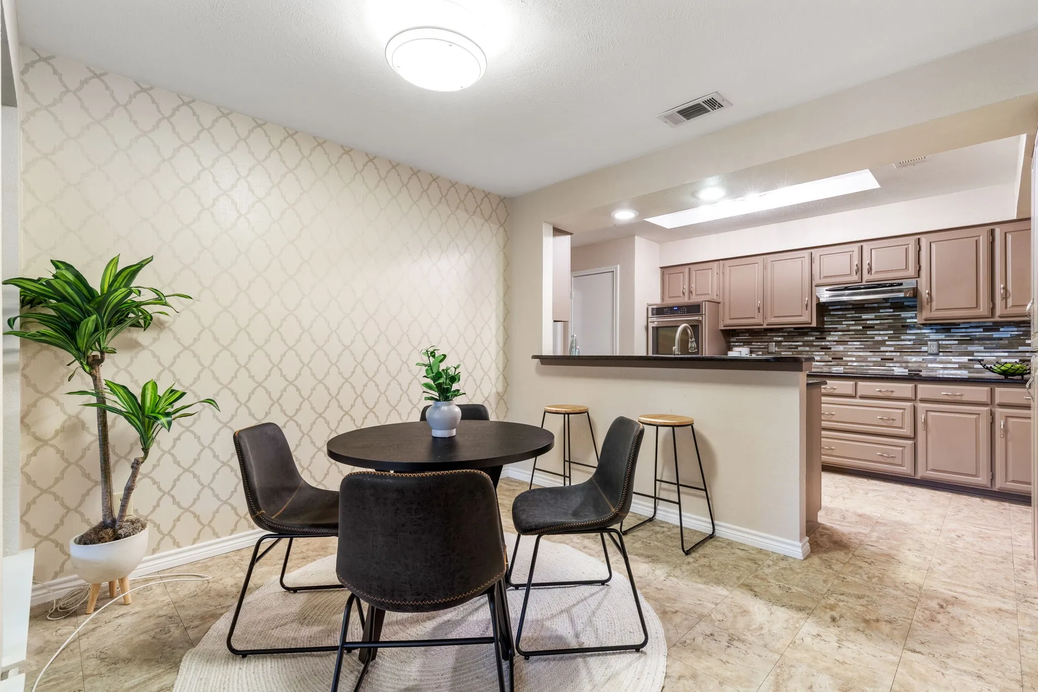 Single Family Residence For Sale in Dallas County , 533 Hidden Brooke Drive, De Soto, Texas 75115, 3 Bedroom, 3 Bathroom, 2 Garage spaces, 2,440 Sqft, built in 1984, mls#21155303, Real Estate Agent in De Soto, Homes For Sale in Dallas county, Homes For Sale in De Soto, Realtor in De Soto Texas, Real Estate Brokerage Independent Realty Texas, Luminita Cordes Realtor
