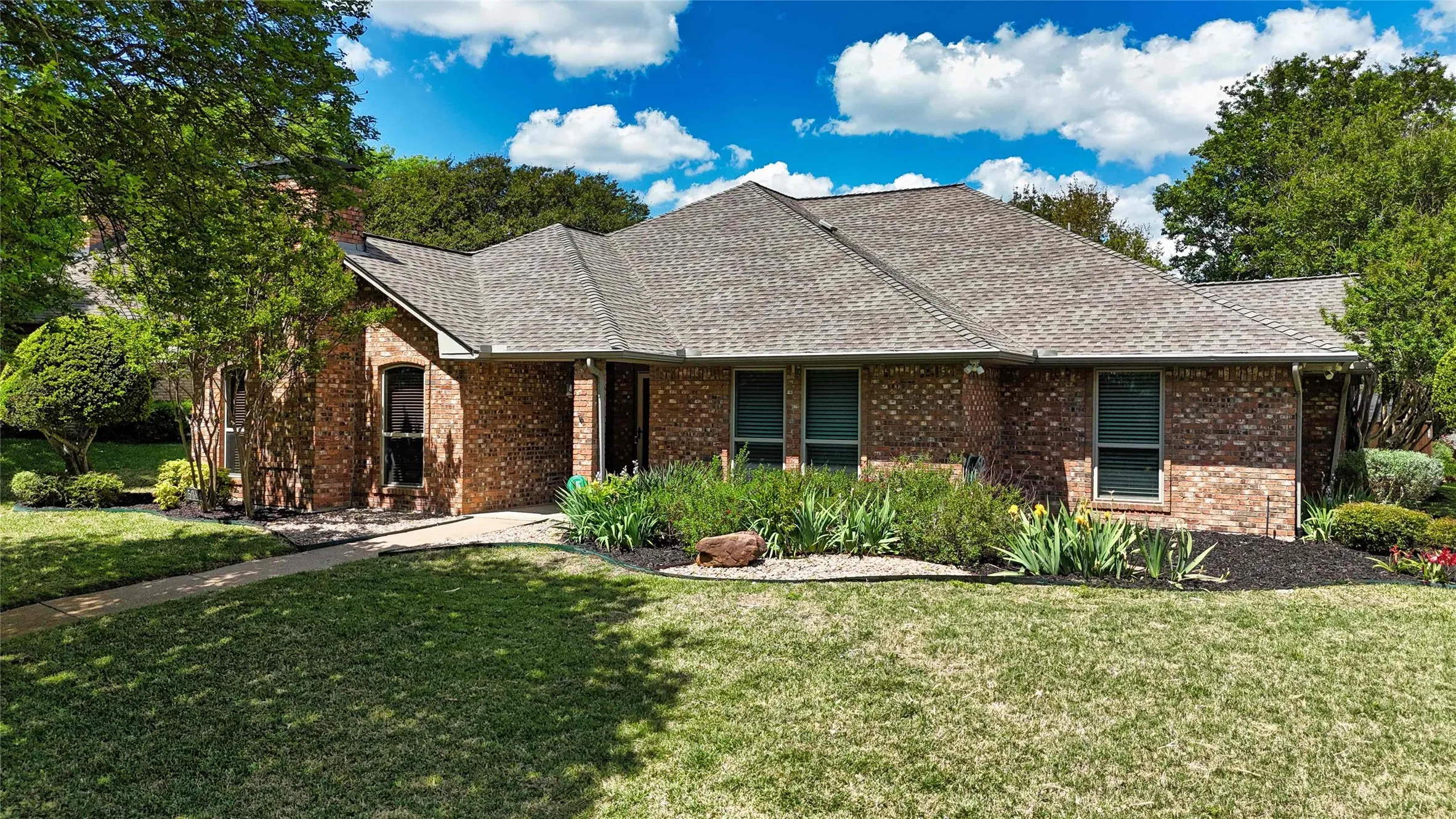 Single Family Residence For Sale in Dallas County , 533 Hidden Brooke Drive, De Soto, Texas 75115, 3 Bedroom, 3 Bathroom, 2 Garage spaces, 2,440 Sqft, built in 1984, mls#21155303, Real Estate Agent in De Soto, Homes For Sale in Dallas county, Homes For Sale in De Soto, Realtor in De Soto Texas, Real Estate Brokerage Independent Realty Texas, Luminita Cordes Realtor