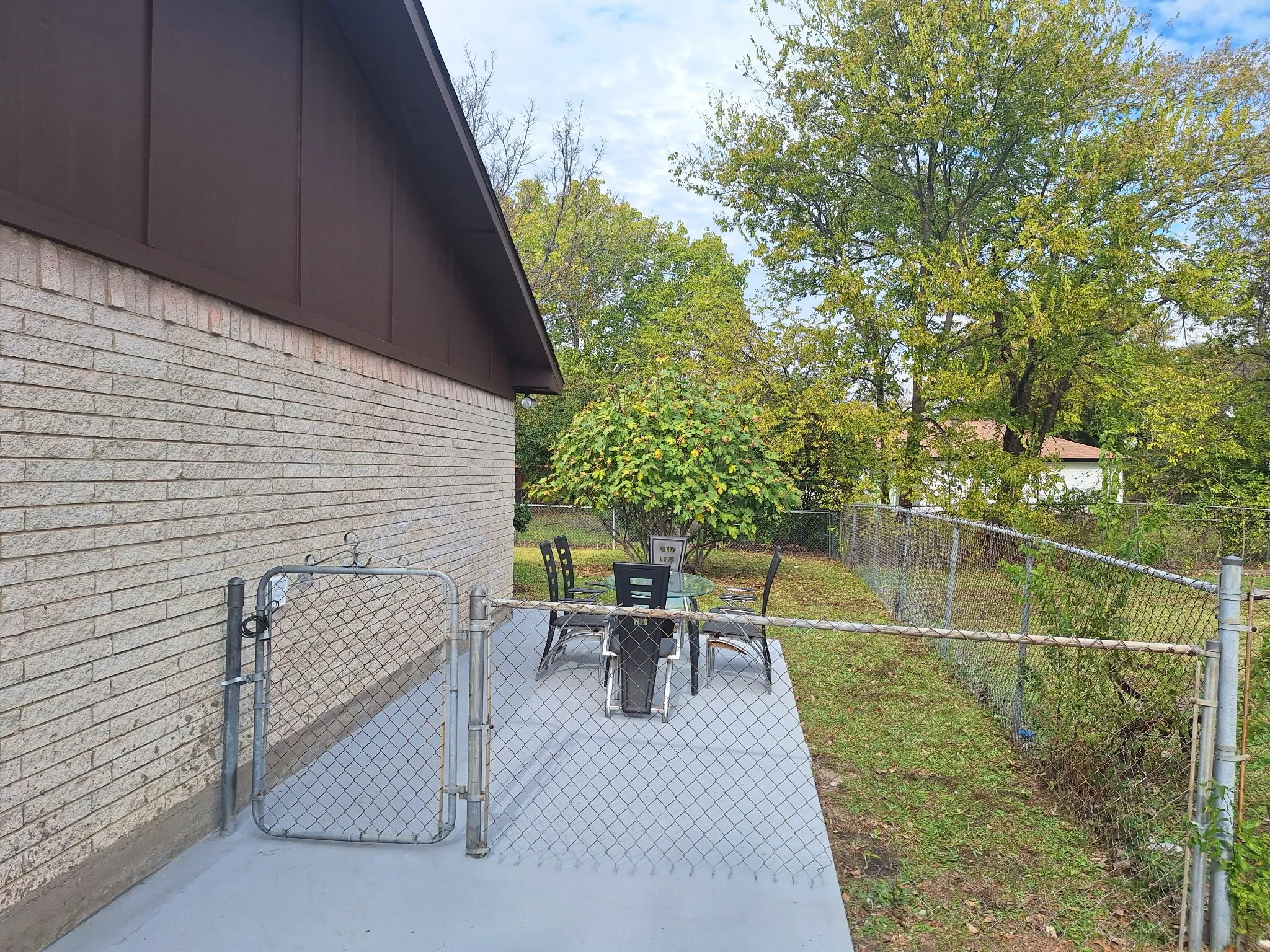 Single Family Residence For Sale in Dallas County , 326 E Ferndale Lane, Grand Prairie, Texas 75052, 4 Bedrooms, 2 Bathrooms, Garage spaces, 1,520 Sqft, built in 1974, Preowned, Price $290,000, mls#21157193, Real Estate Agent in Grand Prairie, Homes For Sale in Dallas county, Homes For Sale in Grand Prairie, Realtor in Grand Prairie Texas, Real Estate Brokerage Independent Realty Texas, Luminita Cordes Realtor