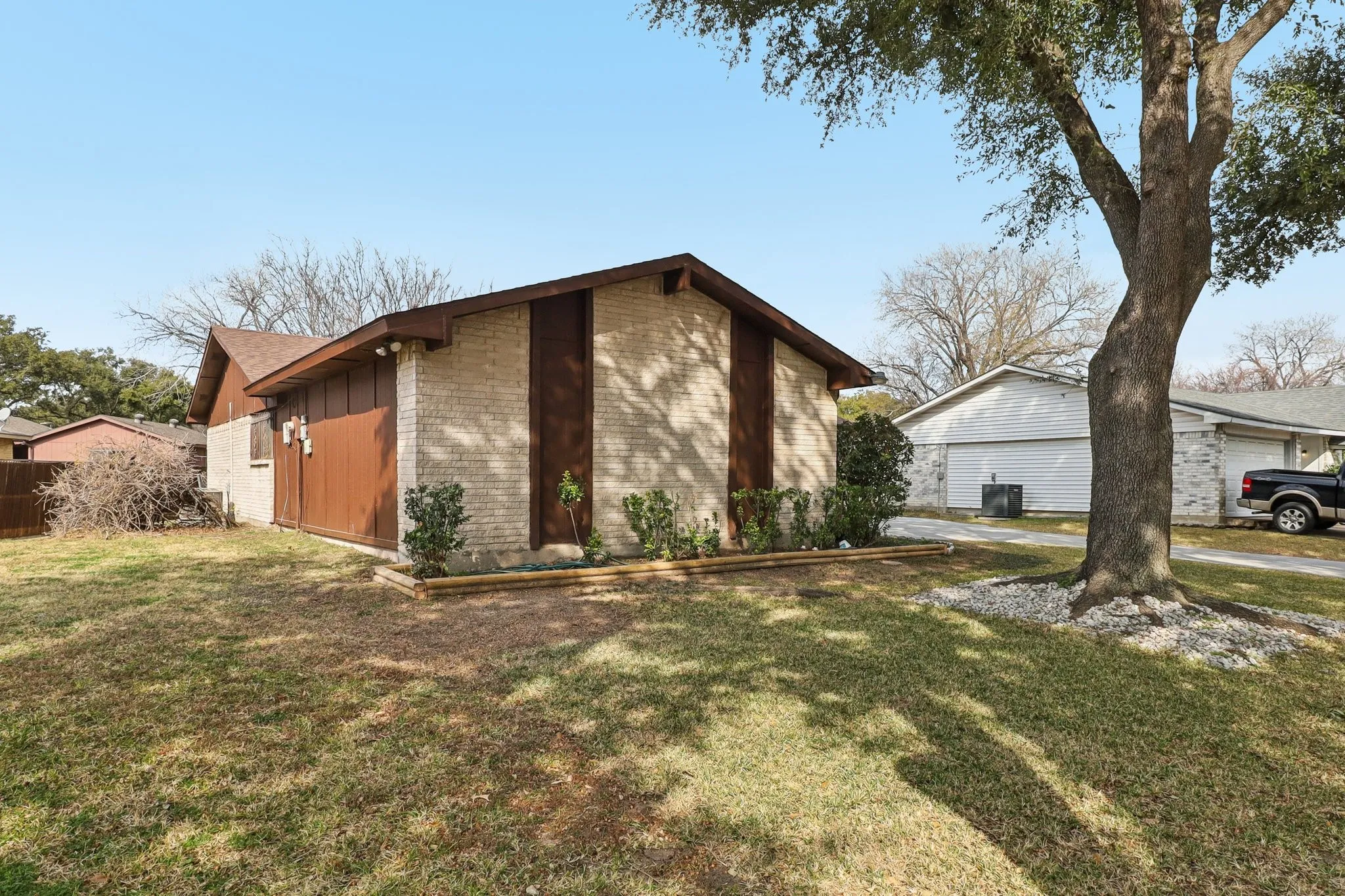 Brick and siding exterior.