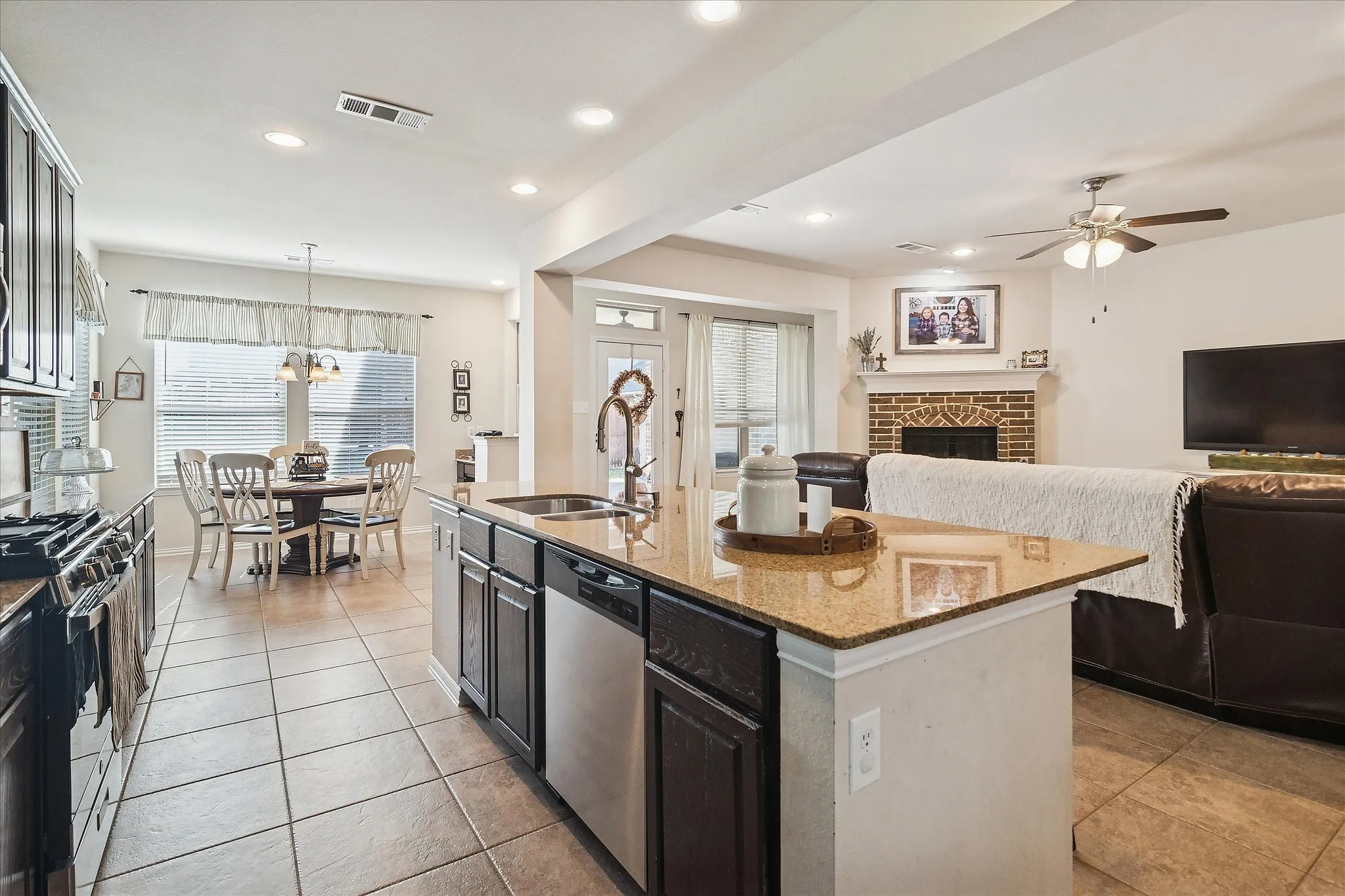 Single Family Residence For Sale in Collin County , 2614 Patriot Drive, Melissa, Texas 75454, 4 Bedroom, 4 Bathroom, 2 Garage spaces, 2,964 Sqft, built in 2011, Preowned, mls#21157253, Real Estate Agent in Melissa, Homes For Sale in Collin county, Homes For Sale in Melissa, Realtor in Melissa Texas, Real Estate Brokerage Independent Realty Texas, Luminita Cordes Realtor
