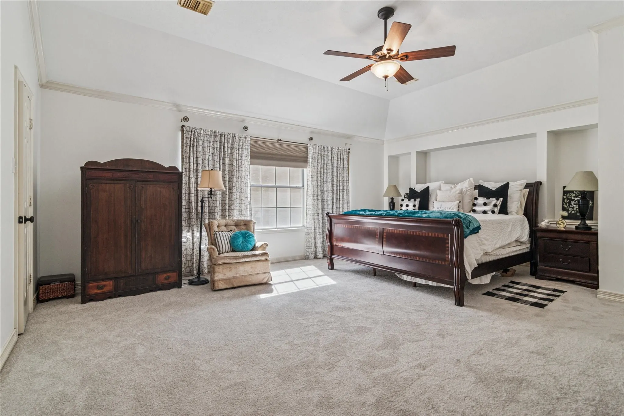 Single Family Residence For Sale in Dallas County , 2200 Southern Oak Drive, Irving, Texas 75063, 4 Bedroom, 4 Bathroom, 2 Garage spaces, 4,485 Sqft, built in 1990, Preowned, mls#21155434, Real Estate Agent in Irving, Homes For Sale in Dallas county, Homes For Sale in Irving, Realtor in Irving Texas, Real Estate Brokerage Independent Realty Texas, Luminita Cordes Realtor