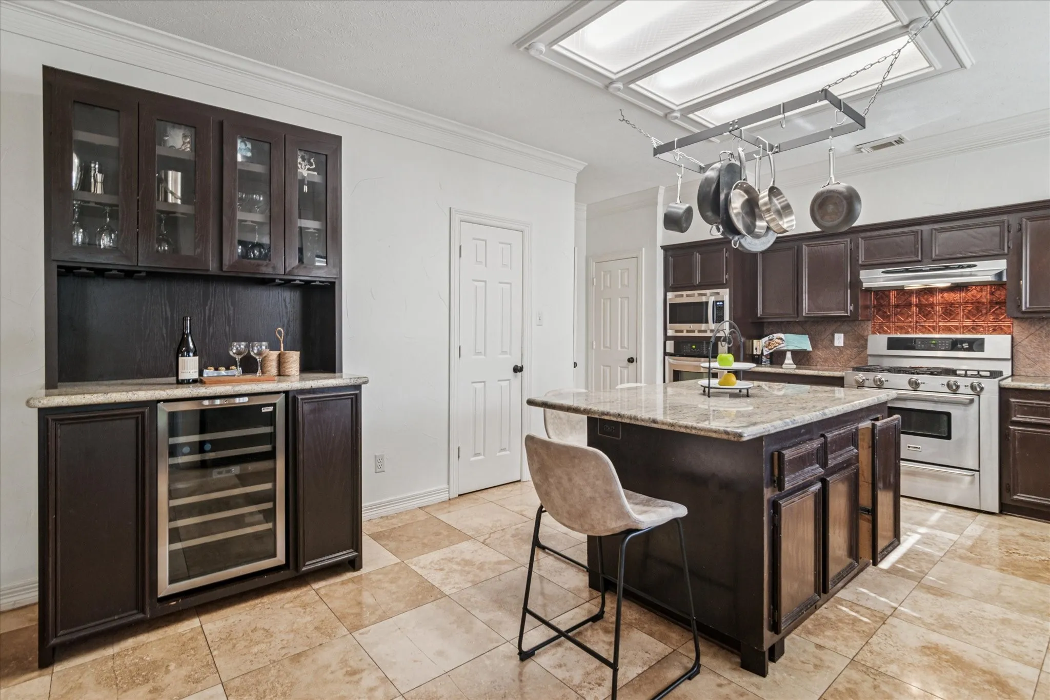 Single Family Residence For Sale in Dallas County , 2200 Southern Oak Drive, Irving, Texas 75063, 4 Bedroom, 4 Bathroom, 2 Garage spaces, 4,485 Sqft, built in 1990, Preowned, mls#21155434, Real Estate Agent in Irving, Homes For Sale in Dallas county, Homes For Sale in Irving, Realtor in Irving Texas, Real Estate Brokerage Independent Realty Texas, Luminita Cordes Realtor