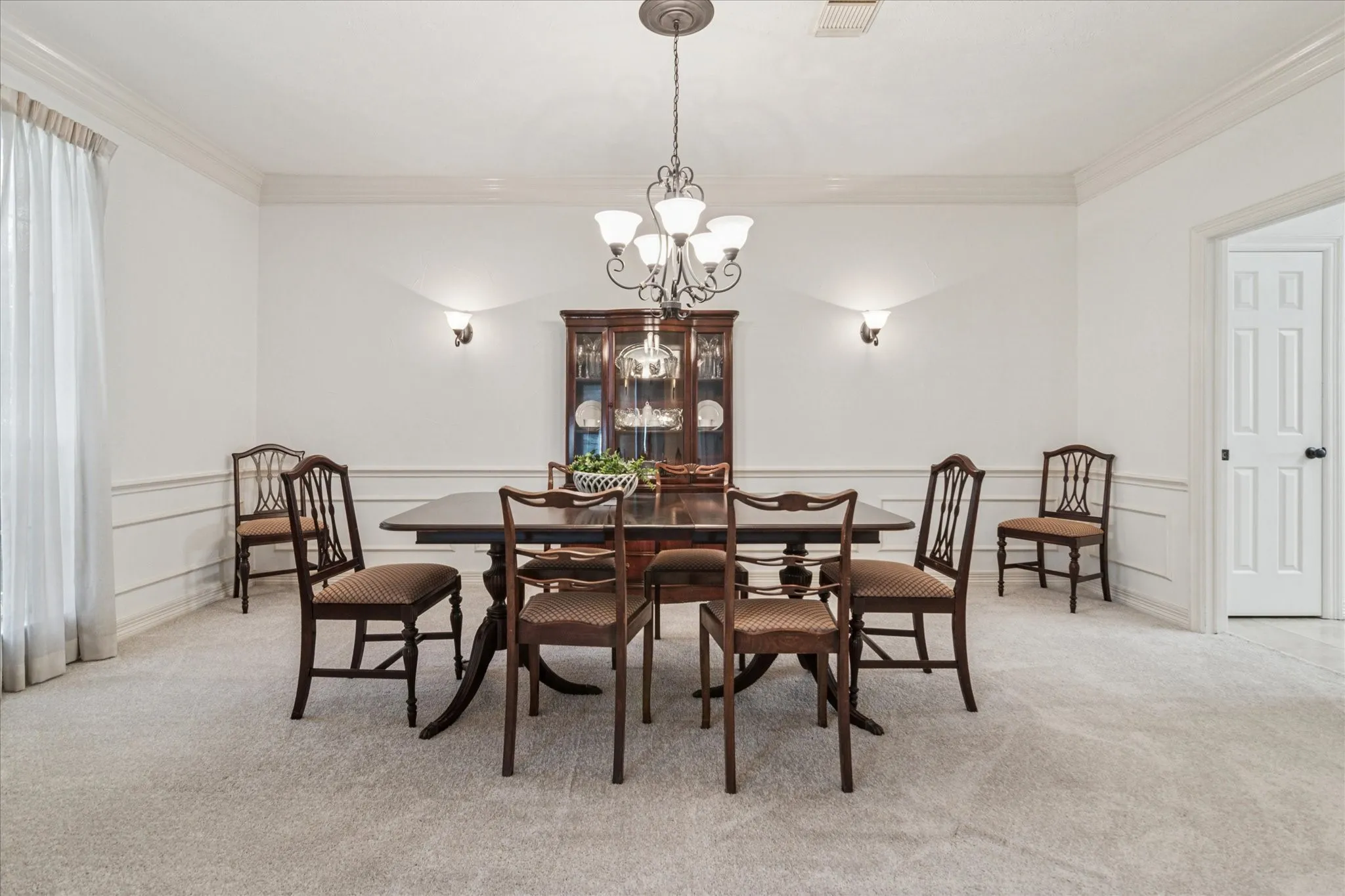 Single Family Residence For Sale in Dallas County , 2200 Southern Oak Drive, Irving, Texas 75063, 4 Bedroom, 4 Bathroom, 2 Garage spaces, 4,485 Sqft, built in 1990, Preowned, mls#21155434, Real Estate Agent in Irving, Homes For Sale in Dallas county, Homes For Sale in Irving, Realtor in Irving Texas, Real Estate Brokerage Independent Realty Texas, Luminita Cordes Realtor