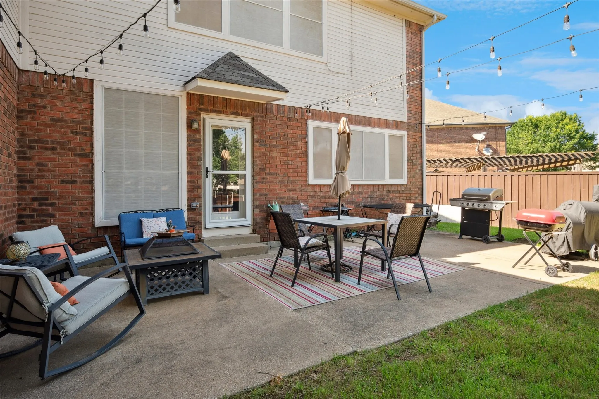 Single Family Residence For Sale in Dallas County , 2200 Southern Oak Drive, Irving, Texas 75063, 4 Bedroom, 4 Bathroom, 2 Garage spaces, 4,485 Sqft, built in 1990, Preowned, mls#21155434, Real Estate Agent in Irving, Homes For Sale in Dallas county, Homes For Sale in Irving, Realtor in Irving Texas, Real Estate Brokerage Independent Realty Texas, Luminita Cordes Realtor