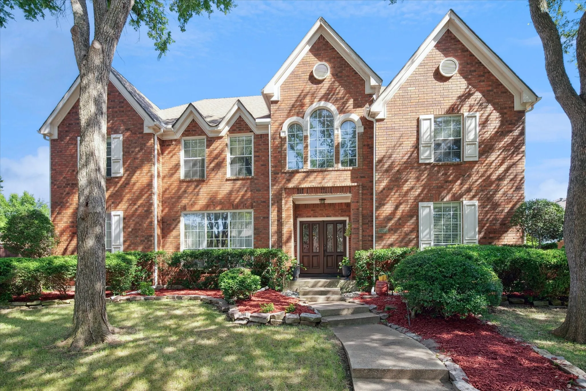 Single Family Residence For Sale in Dallas County , 2200 Southern Oak Drive, Irving, Texas 75063, 4 Bedroom, 4 Bathroom, 2 Garage spaces, 4,485 Sqft, built in 1990, Preowned, mls#21155434, Real Estate Agent in Irving, Homes For Sale in Dallas county, Homes For Sale in Irving, Realtor in Irving Texas, Real Estate Brokerage Independent Realty Texas, Luminita Cordes Realtor