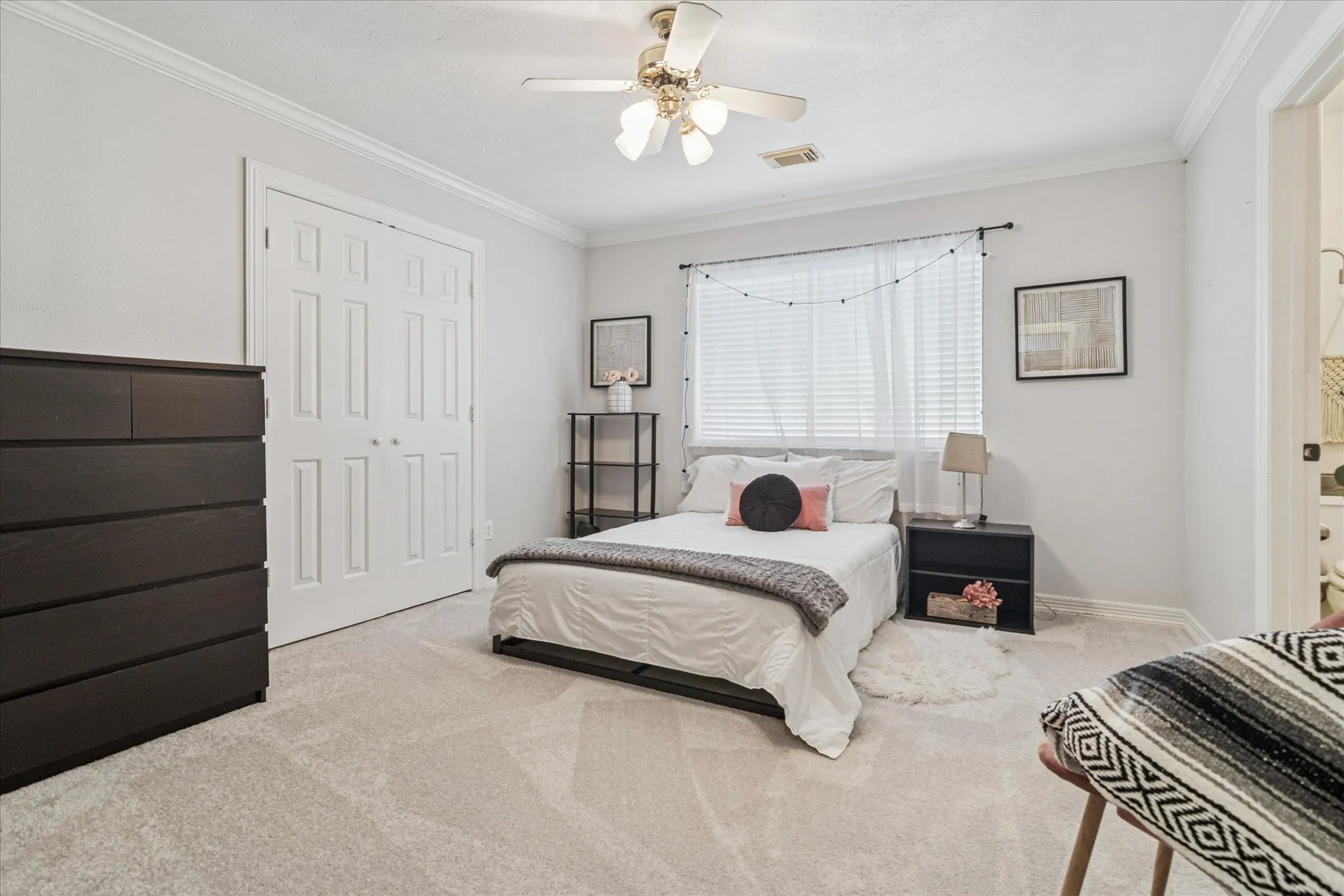 Single Family Residence For Sale in Dallas County , 2200 Southern Oak Drive, Irving, Texas 75063, 4 Bedroom, 4 Bathroom, 2 Garage spaces, 4,485 Sqft, built in 1990, Preowned, mls#21155434, Real Estate Agent in Irving, Homes For Sale in Dallas county, Homes For Sale in Irving, Realtor in Irving Texas, Real Estate Brokerage Independent Realty Texas, Luminita Cordes Realtor