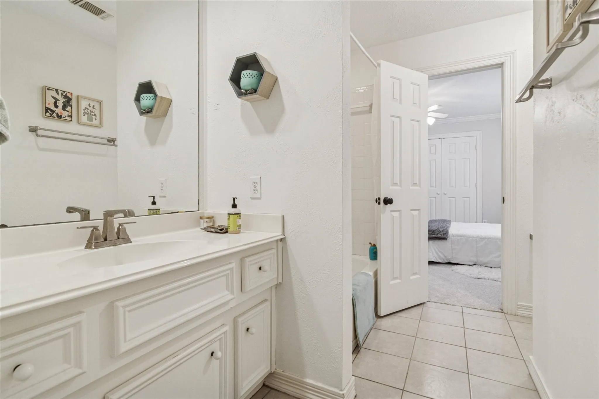 Single Family Residence For Sale in Dallas County , 2200 Southern Oak Drive, Irving, Texas 75063, 4 Bedroom, 4 Bathroom, 2 Garage spaces, 4,485 Sqft, built in 1990, Preowned, mls#21155434, Real Estate Agent in Irving, Homes For Sale in Dallas county, Homes For Sale in Irving, Realtor in Irving Texas, Real Estate Brokerage Independent Realty Texas, Luminita Cordes Realtor