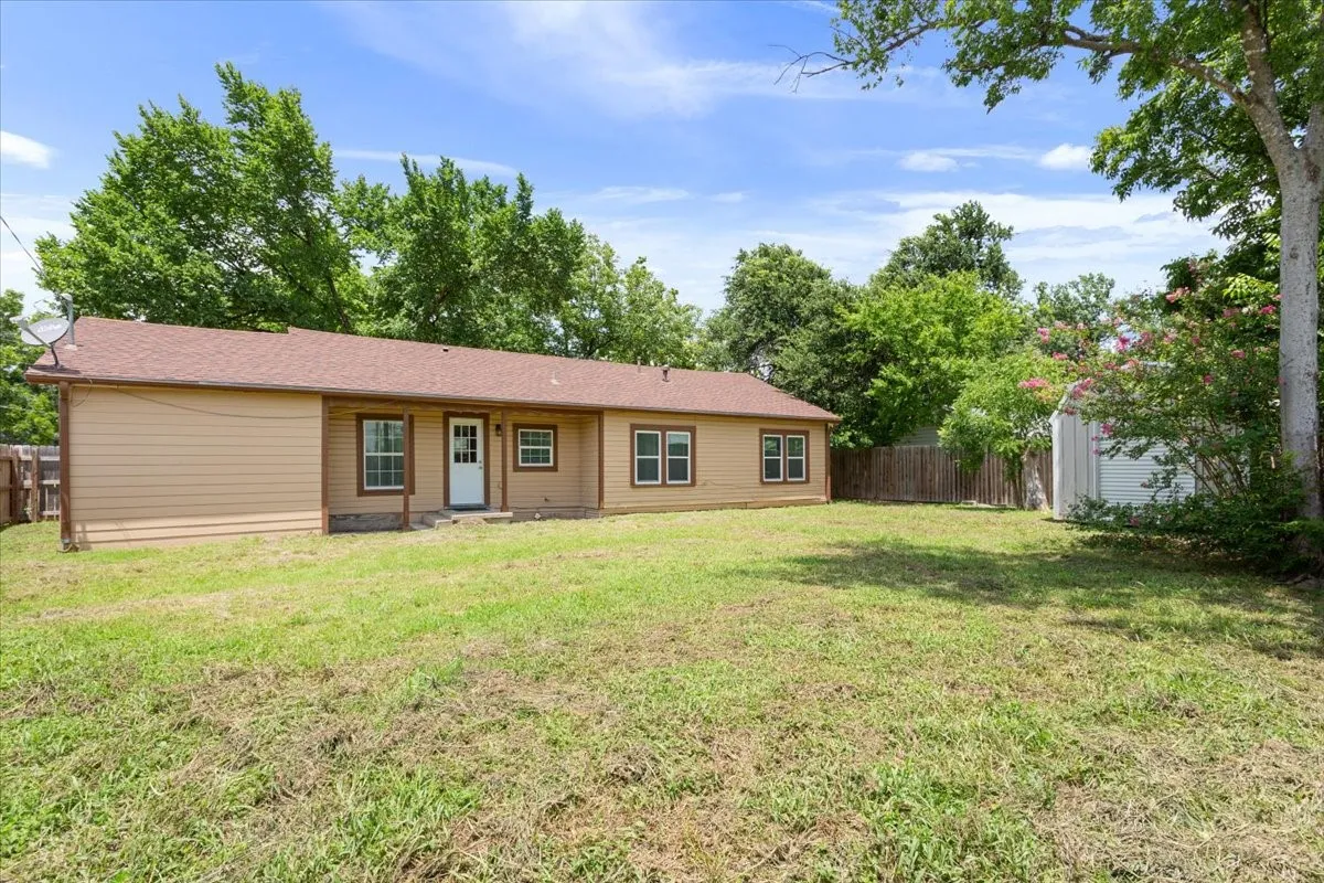 Single Family Residence For Sale in Falls County , 102 E Southland Avenue, Marlin, Texas 76661, 3 Bedrooms, 1 Bathroom, Garage spaces, 1,632 Sqft, built in 1954, Price $155,000, mls#21157359, Real Estate Agent in Marlin, Homes For Sale in Falls county, Homes For Sale in Marlin, Realtor in Marlin Texas, Real Estate Brokerage Independent Realty Texas, Luminita Cordes Realtor