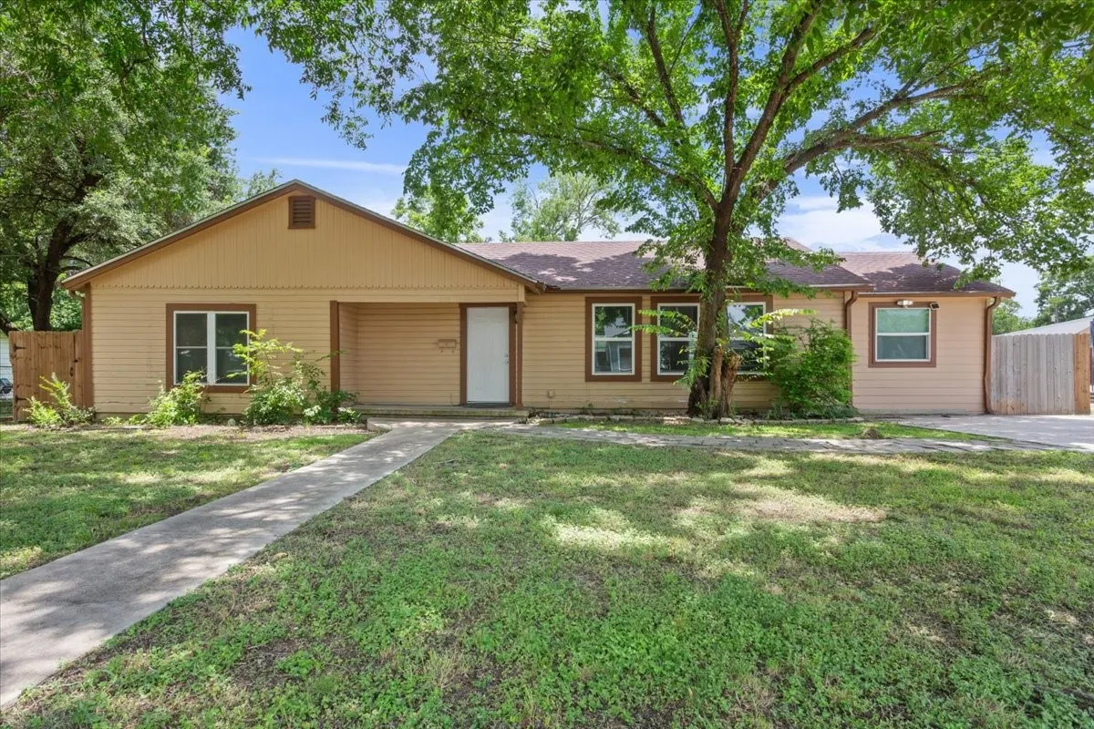 Single Family Residence For Sale in Falls County , 102 E Southland Avenue, Marlin, Texas 76661, 3 Bedrooms, 1 Bathroom, Garage spaces, 1,632 Sqft, built in 1954, Price $155,000, mls#21157359, Real Estate Agent in Marlin, Homes For Sale in Falls county, Homes For Sale in Marlin, Realtor in Marlin Texas, Real Estate Brokerage Independent Realty Texas, Luminita Cordes Realtor