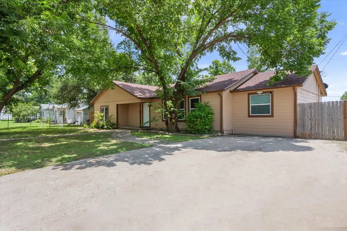 Single Family Residence For Sale in Falls County , 102 E Southland Avenue, Marlin, Texas 76661, 3 Bedrooms, 1 Bathroom, Garage spaces, 1,632 Sqft, built in 1954, Price $155,000, mls#21157359, Real Estate Agent in Marlin, Homes For Sale in Falls county, Homes For Sale in Marlin, Realtor in Marlin Texas, Real Estate Brokerage Independent Realty Texas, Luminita Cordes Realtor