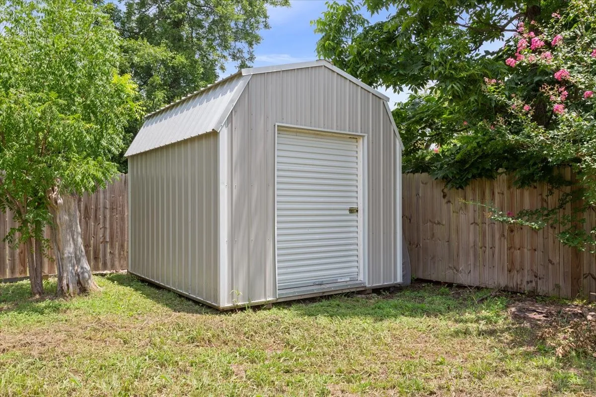 Single Family Residence For Sale in Falls County , 102 E Southland Avenue, Marlin, Texas 76661, 3 Bedrooms, 1 Bathroom, Garage spaces, 1,632 Sqft, built in 1954, Price $155,000, mls#21157359, Real Estate Agent in Marlin, Homes For Sale in Falls county, Homes For Sale in Marlin, Realtor in Marlin Texas, Real Estate Brokerage Independent Realty Texas, Luminita Cordes Realtor