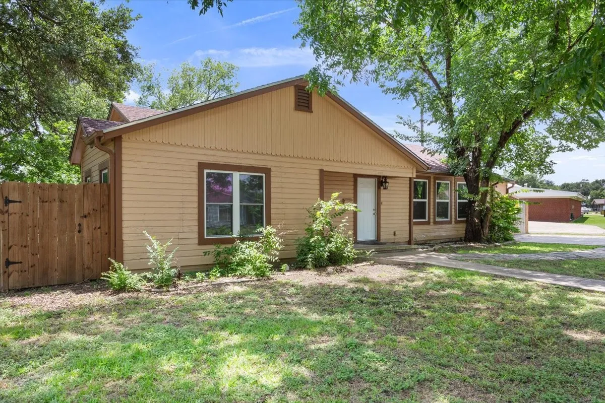 Single Family Residence For Sale in Falls County , 102 E Southland Avenue, Marlin, Texas 76661, 3 Bedrooms, 1 Bathroom, Garage spaces, 1,632 Sqft, built in 1954, Price $155,000, mls#21157359, Real Estate Agent in Marlin, Homes For Sale in Falls county, Homes For Sale in Marlin, Realtor in Marlin Texas, Real Estate Brokerage Independent Realty Texas, Luminita Cordes Realtor