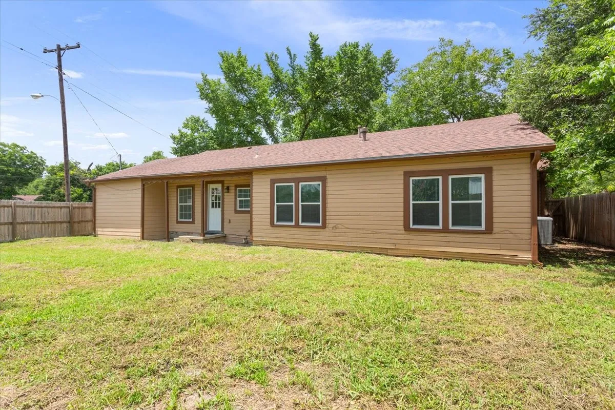 Single Family Residence For Sale in Falls County , 102 E Southland Avenue, Marlin, Texas 76661, 3 Bedrooms, 1 Bathroom, Garage spaces, 1,632 Sqft, built in 1954, Price $155,000, mls#21157359, Real Estate Agent in Marlin, Homes For Sale in Falls county, Homes For Sale in Marlin, Realtor in Marlin Texas, Real Estate Brokerage Independent Realty Texas, Luminita Cordes Realtor