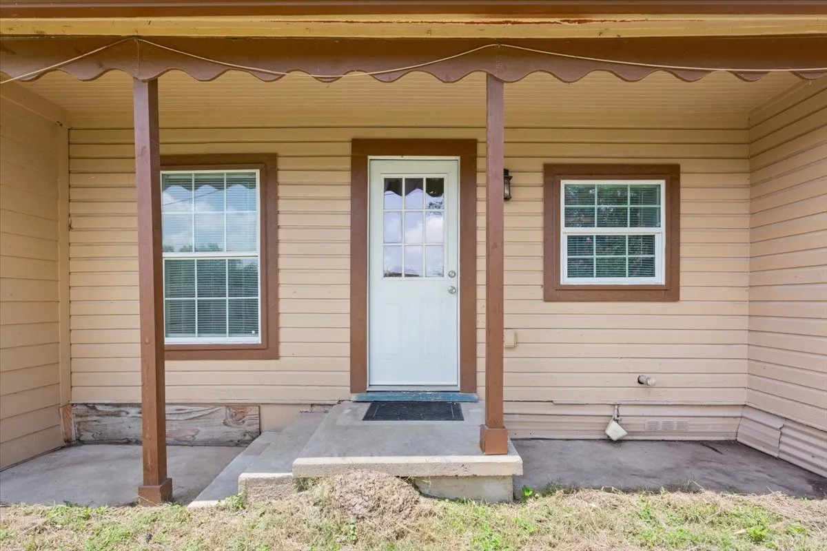 Single Family Residence For Sale in Falls County , 102 E Southland Avenue, Marlin, Texas 76661, 3 Bedrooms, 1 Bathroom, Garage spaces, 1,632 Sqft, built in 1954, Price $155,000, mls#21157359, Real Estate Agent in Marlin, Homes For Sale in Falls county, Homes For Sale in Marlin, Realtor in Marlin Texas, Real Estate Brokerage Independent Realty Texas, Luminita Cordes Realtor