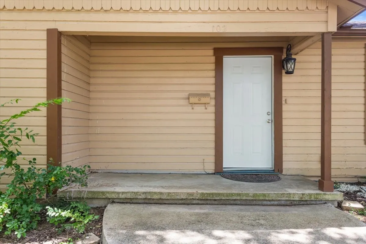 Single Family Residence For Sale in Falls County , 102 E Southland Avenue, Marlin, Texas 76661, 3 Bedrooms, 1 Bathroom, Garage spaces, 1,632 Sqft, built in 1954, Price $155,000, mls#21157359, Real Estate Agent in Marlin, Homes For Sale in Falls county, Homes For Sale in Marlin, Realtor in Marlin Texas, Real Estate Brokerage Independent Realty Texas, Luminita Cordes Realtor