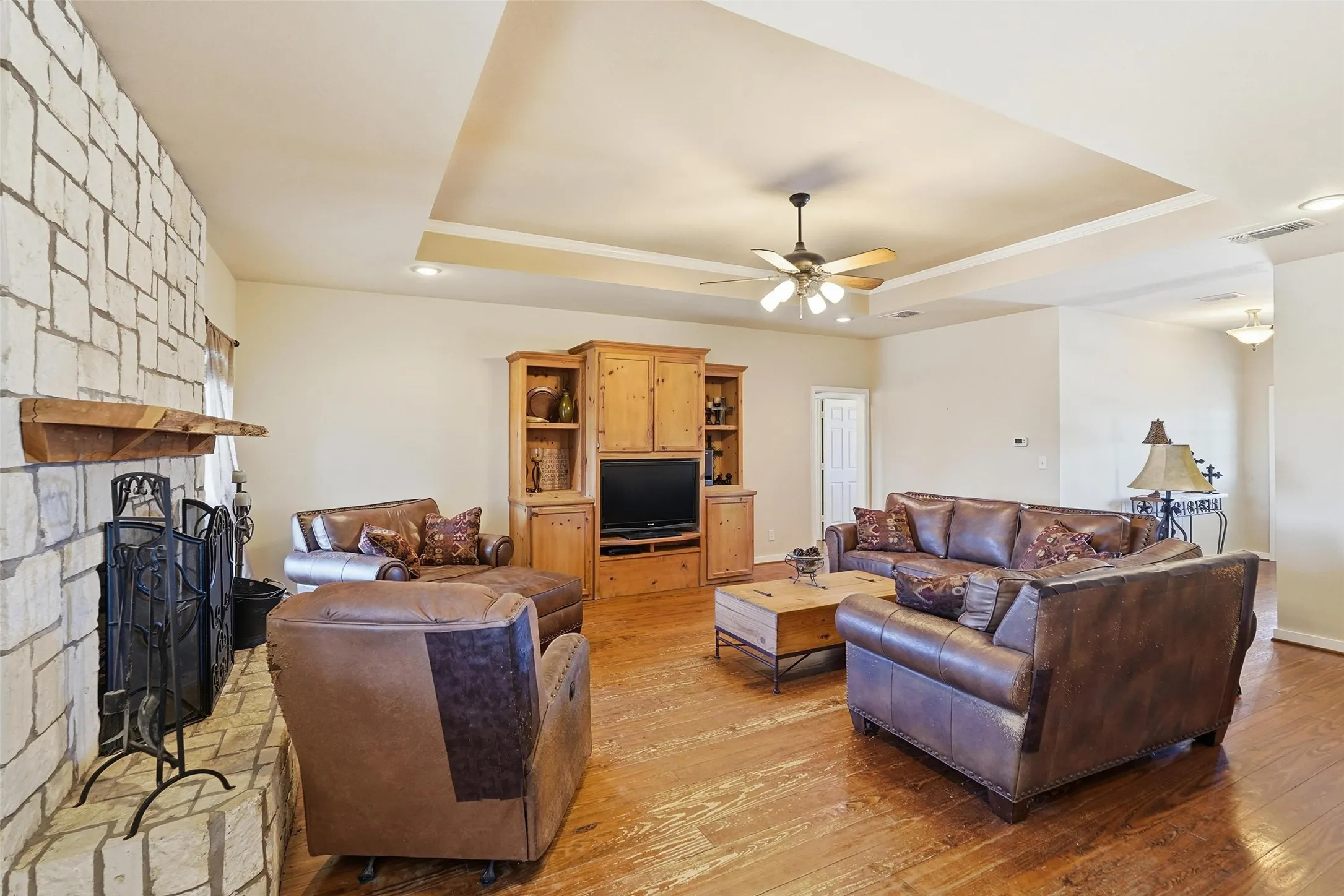WBFP in nice sized living room.