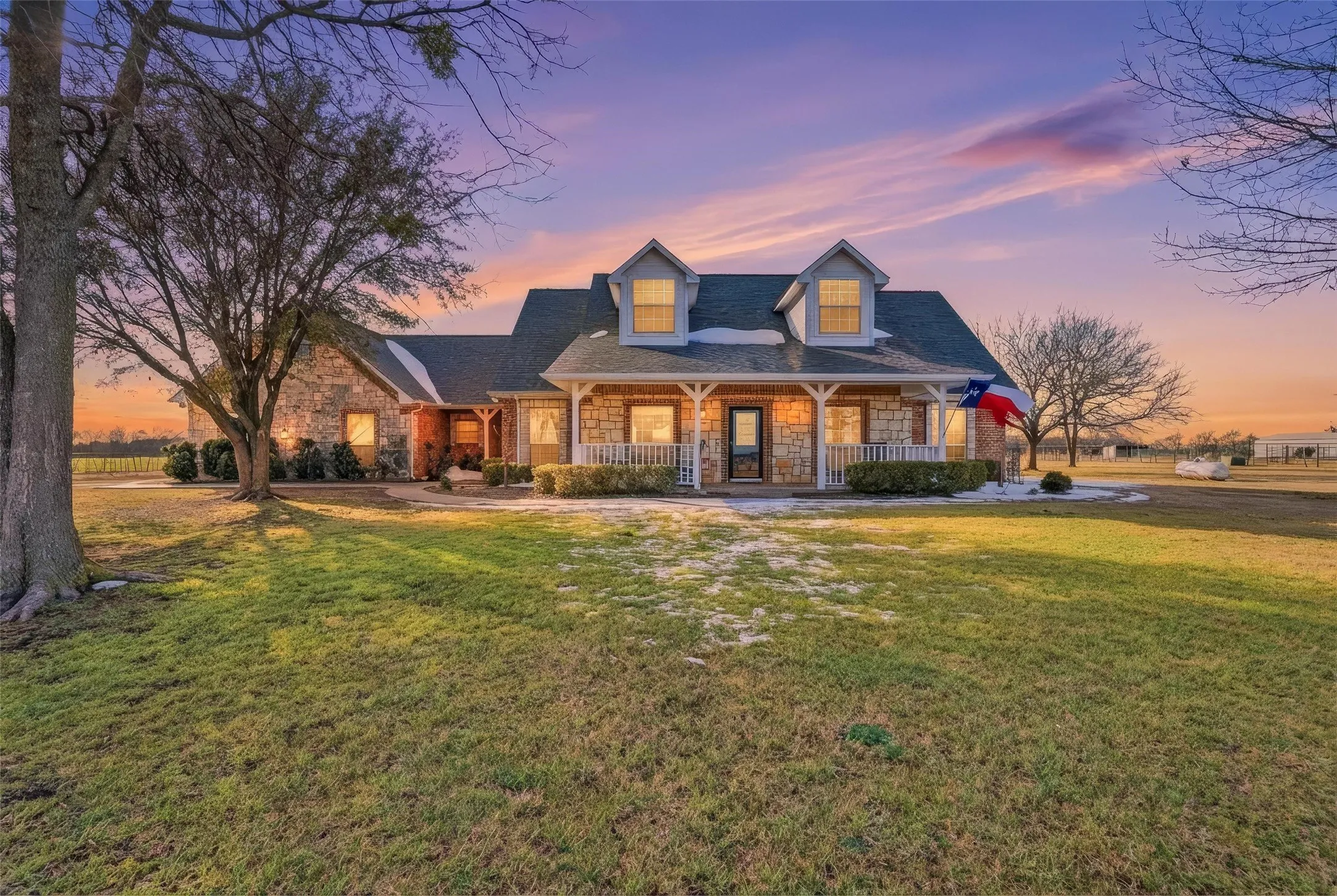 Enjoy beautiful Texas sunsets on this country property in W Anna.