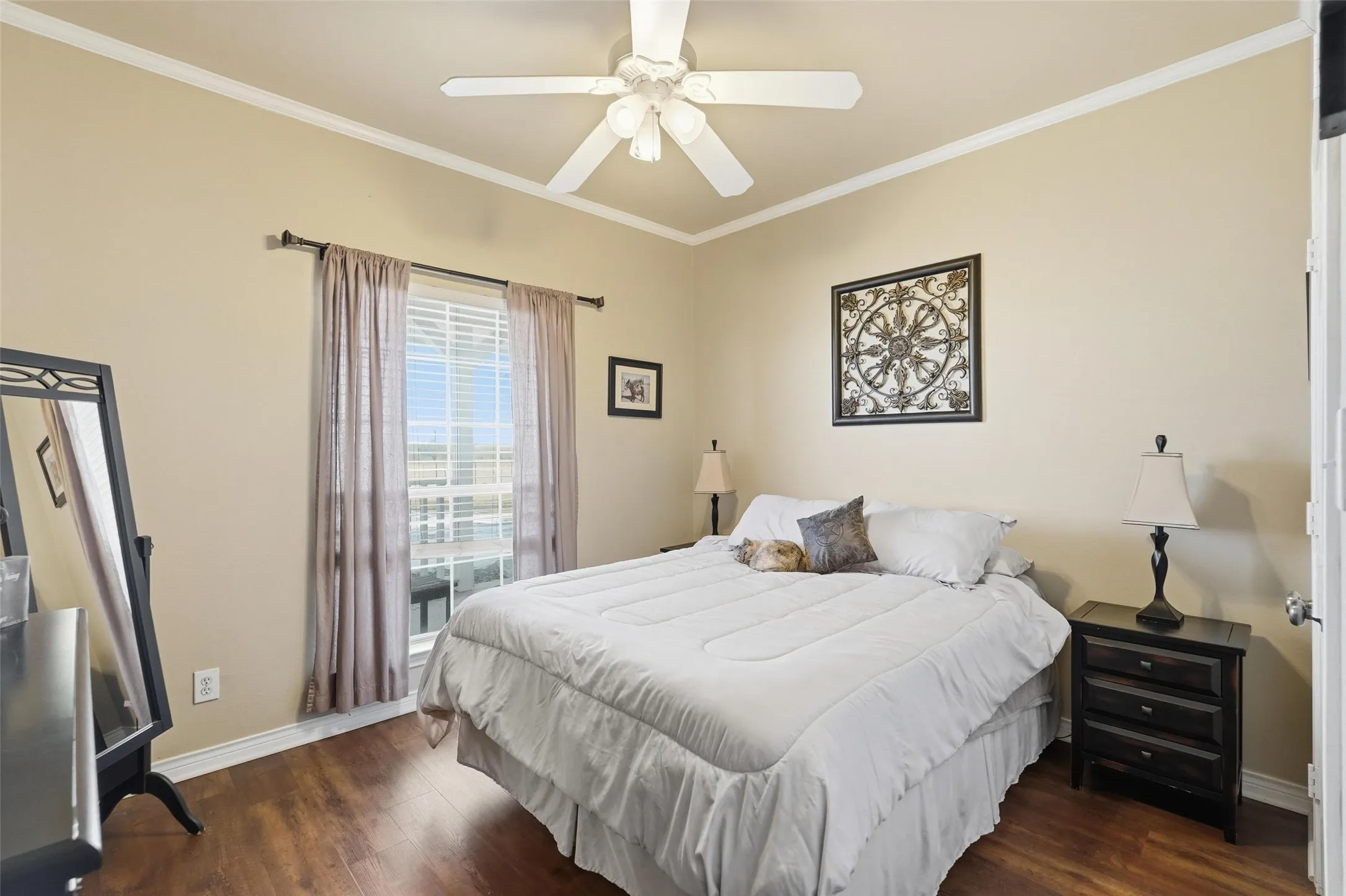 Secondary bedroom with ceiling fan.