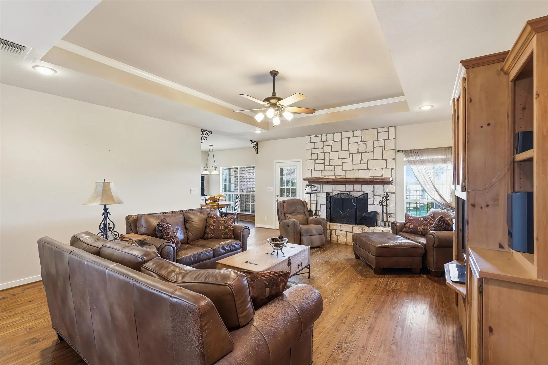 Note ceiling fan and tray ceiling.