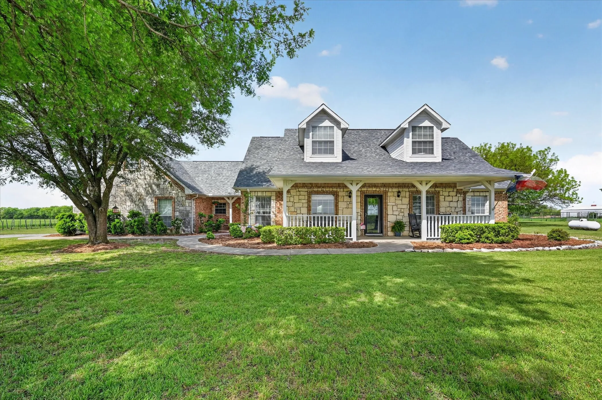 Single Family Residence For Sale in Collin County , 10917 County Road 290, Anna, Texas 75409, 4 Bedroom, 3 Bathroom, 2 Garage spaces, 2,431 Sqft, built in 1999, Preowned, mls#21157366, Real Estate Agent in Anna, Homes For Sale in Collin county, Homes For Sale in Anna, Realtor in Anna Texas, Real Estate Brokerage Independent Realty Texas, Luminita Cordes Realtor