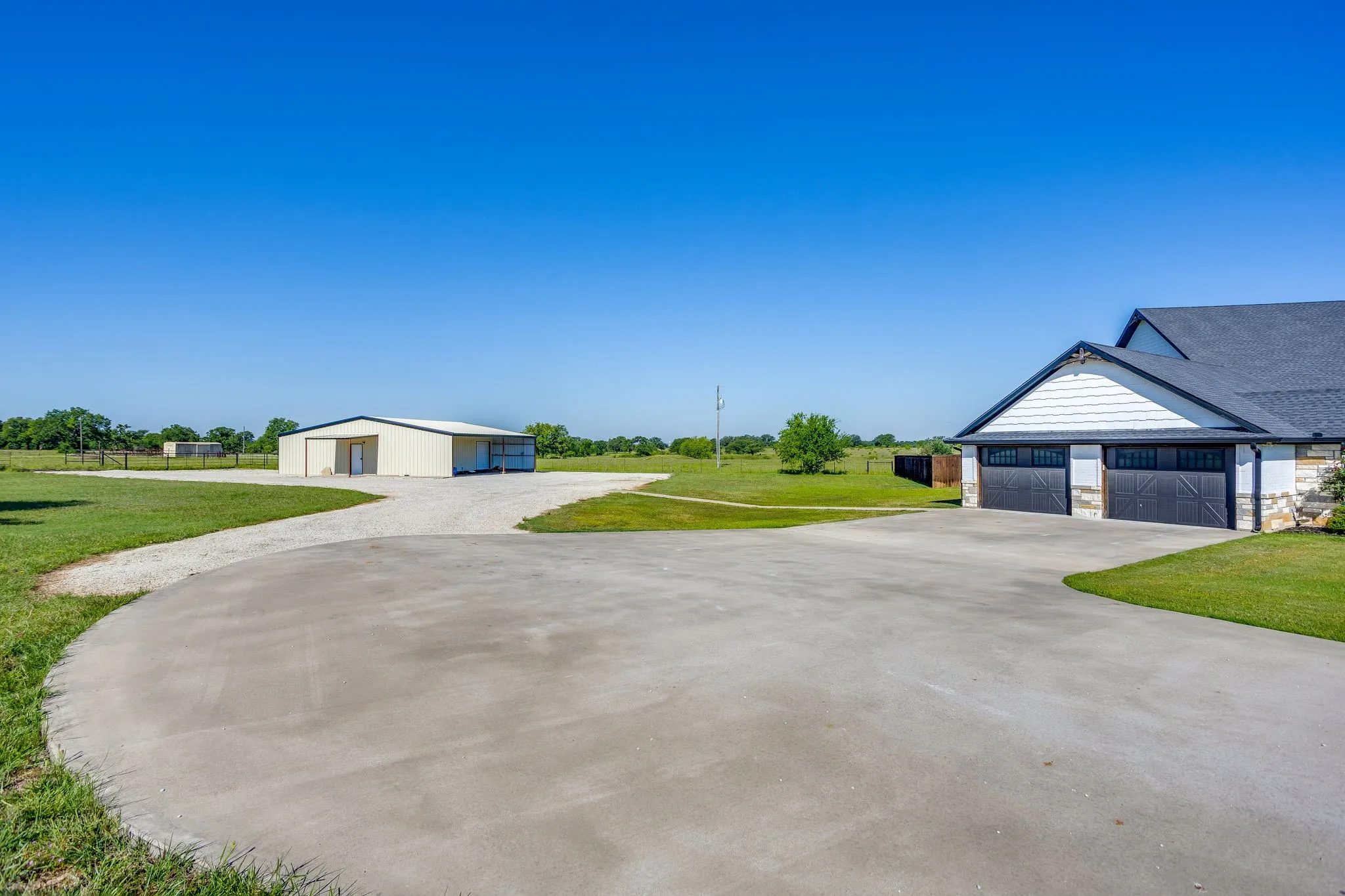 Single Family Residence For Sale in Young County , 733 Fm 2652, Graham, Texas 76450, 3 Bedroom, 4 Bathroom, 3 Garage spaces, 2,852 Sqft, built in 2019, Preowned, mls#21156994, Real Estate Agent in Graham, Homes For Sale in Young county, Homes For Sale in Graham, Realtor in Graham Texas, Real Estate Brokerage Independent Realty Texas, Luminita Cordes Realtor