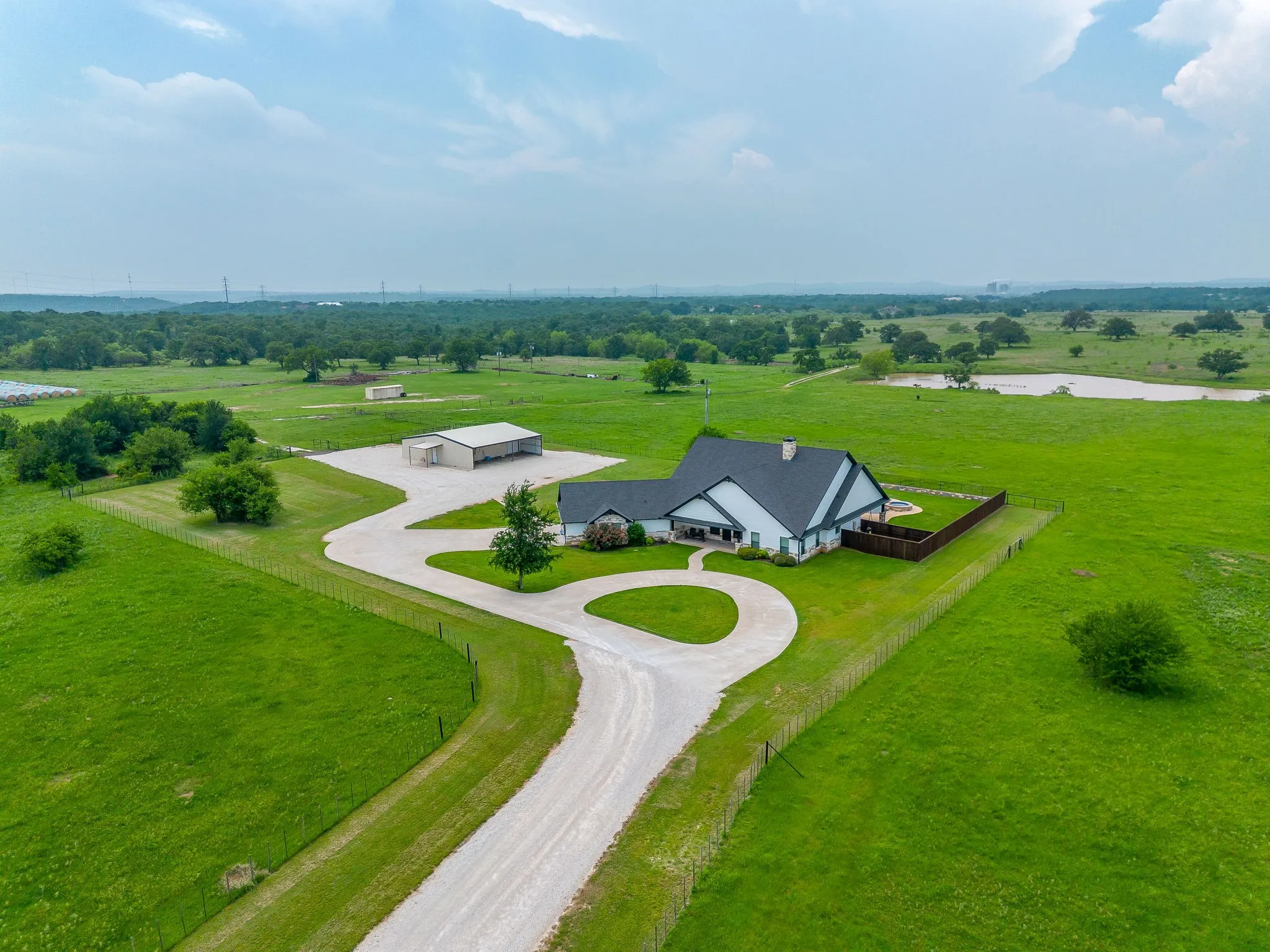 Single Family Residence For Sale in Young County , 733 Fm 2652, Graham, Texas 76450, 3 Bedroom, 4 Bathroom, 3 Garage spaces, 2,852 Sqft, built in 2019, Preowned, mls#21156994, Real Estate Agent in Graham, Homes For Sale in Young county, Homes For Sale in Graham, Realtor in Graham Texas, Real Estate Brokerage Independent Realty Texas, Luminita Cordes Realtor