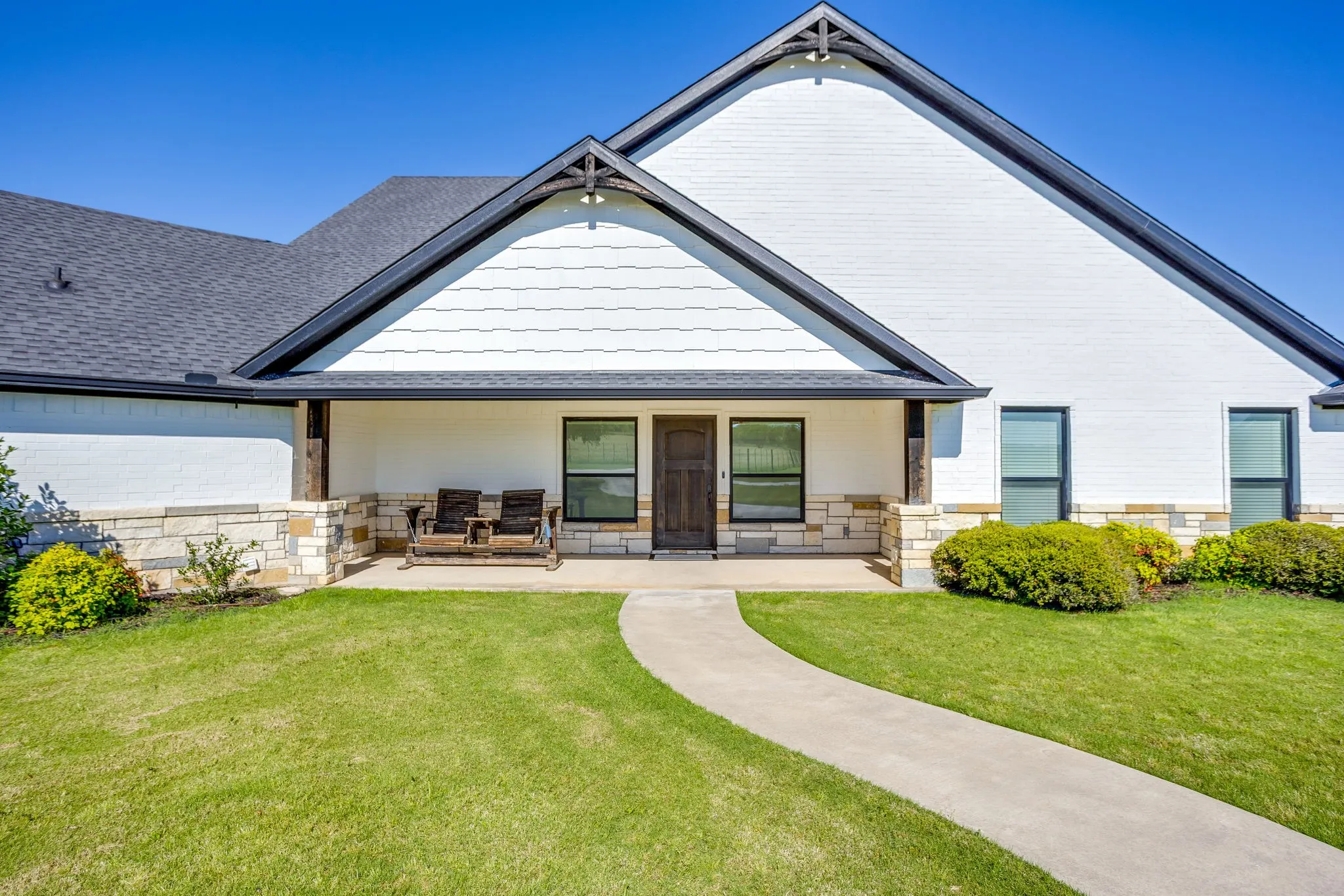 Single Family Residence For Sale in Young County , 733 Fm 2652, Graham, Texas 76450, 3 Bedroom, 4 Bathroom, 3 Garage spaces, 2,852 Sqft, built in 2019, Preowned, mls#21156994, Real Estate Agent in Graham, Homes For Sale in Young county, Homes For Sale in Graham, Realtor in Graham Texas, Real Estate Brokerage Independent Realty Texas, Luminita Cordes Realtor