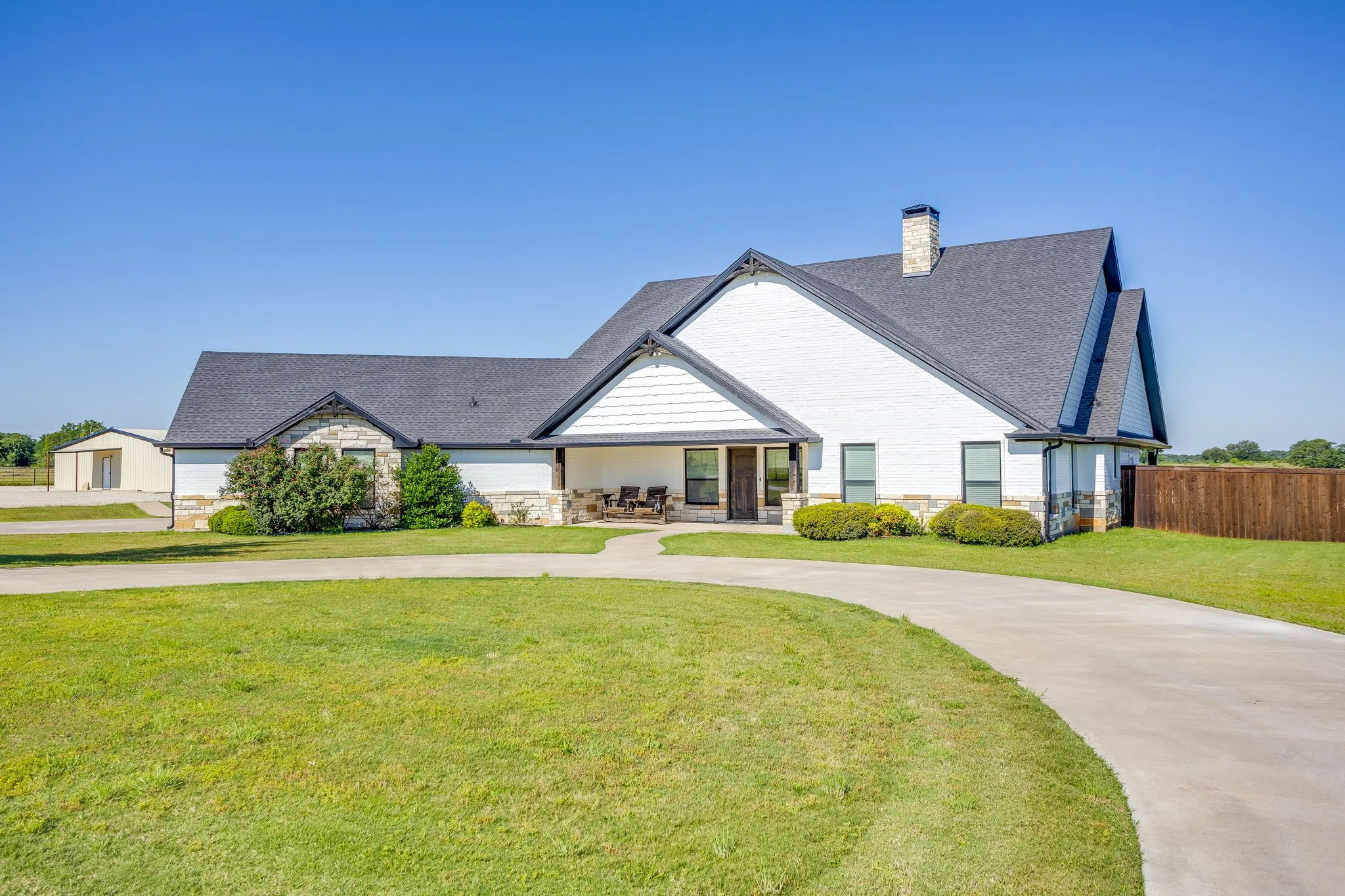 Single Family Residence For Sale in Young County , 733 Fm 2652, Graham, Texas 76450, 3 Bedroom, 4 Bathroom, 3 Garage spaces, 2,852 Sqft, built in 2019, Preowned, mls#21156994, Real Estate Agent in Graham, Homes For Sale in Young county, Homes For Sale in Graham, Realtor in Graham Texas, Real Estate Brokerage Independent Realty Texas, Luminita Cordes Realtor