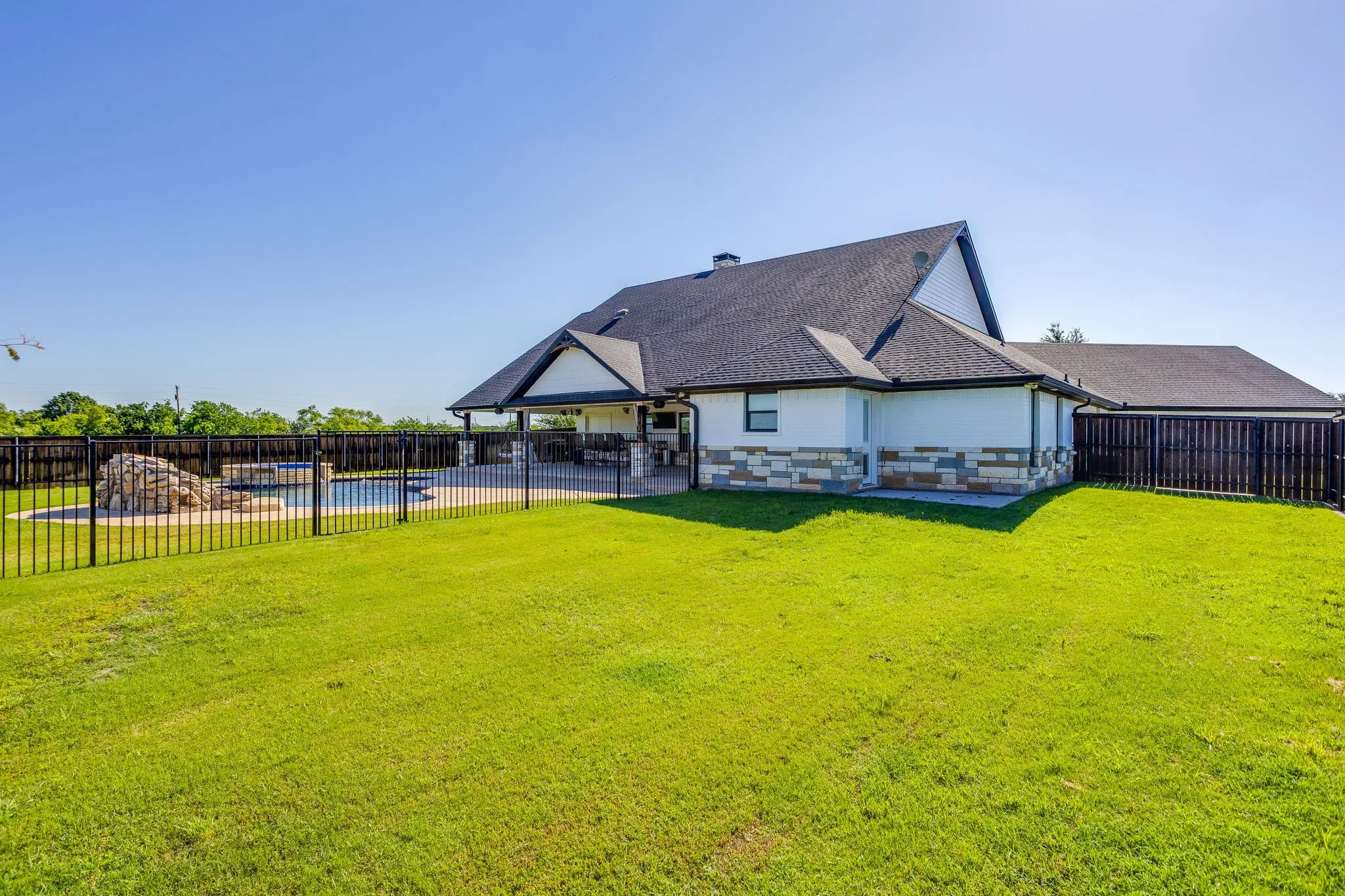 Single Family Residence For Sale in Young County , 733 Fm 2652, Graham, Texas 76450, 3 Bedroom, 4 Bathroom, 3 Garage spaces, 2,852 Sqft, built in 2019, Preowned, mls#21156994, Real Estate Agent in Graham, Homes For Sale in Young county, Homes For Sale in Graham, Realtor in Graham Texas, Real Estate Brokerage Independent Realty Texas, Luminita Cordes Realtor