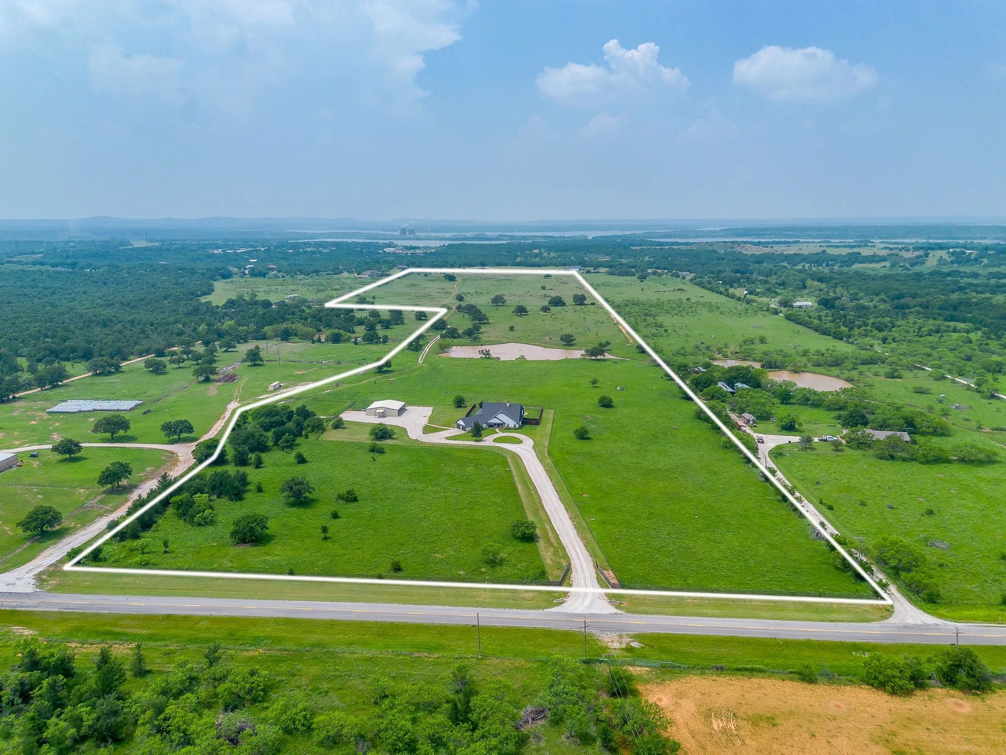 Single Family Residence For Sale in Young County , 733 Fm 2652, Graham, Texas 76450, 3 Bedroom, 4 Bathroom, 3 Garage spaces, 2,852 Sqft, built in 2019, Preowned, mls#21156994, Real Estate Agent in Graham, Homes For Sale in Young county, Homes For Sale in Graham, Realtor in Graham Texas, Real Estate Brokerage Independent Realty Texas, Luminita Cordes Realtor