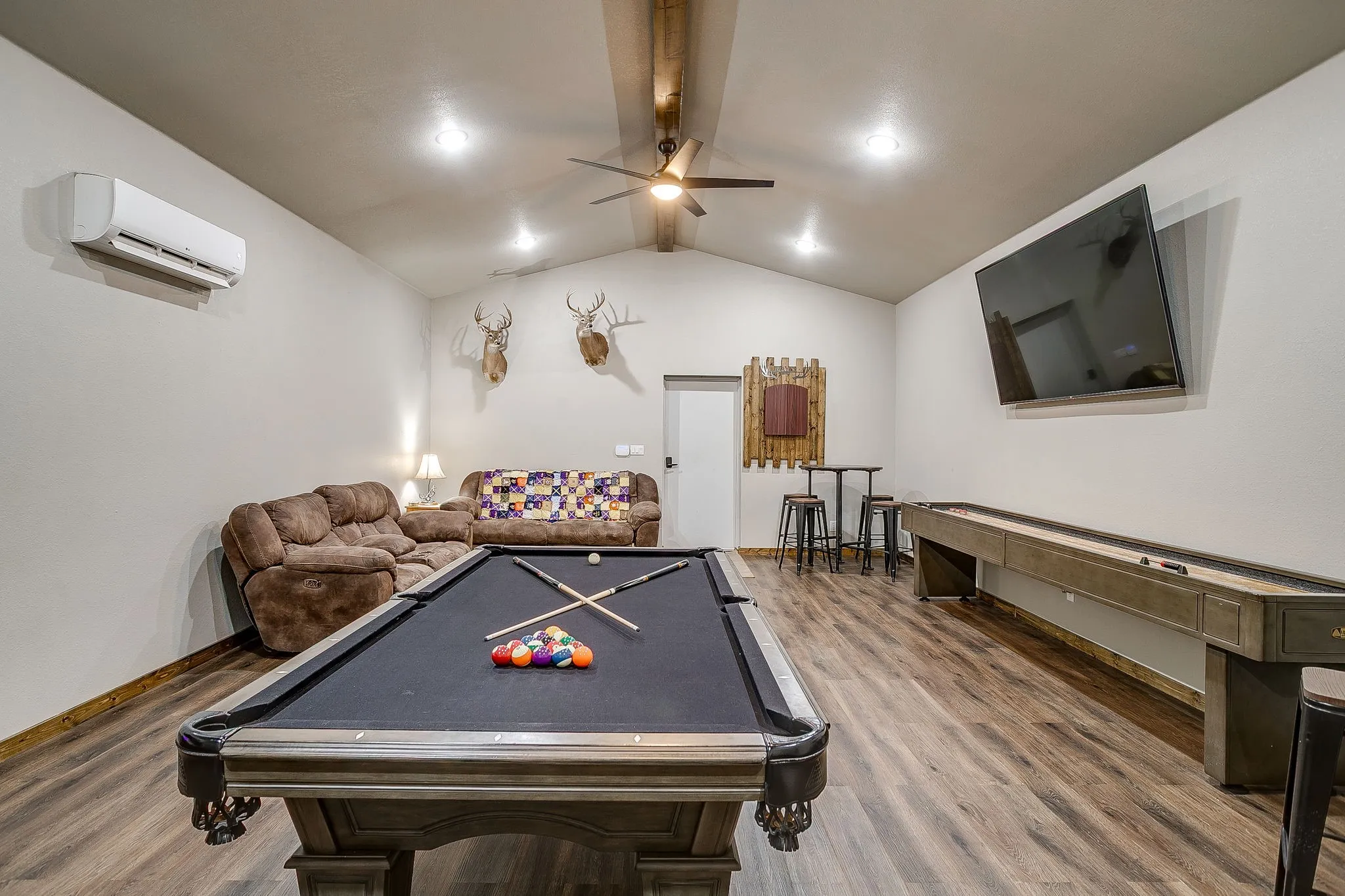 Single Family Residence For Sale in Young County , 733 Fm 2652, Graham, Texas 76450, 3 Bedroom, 4 Bathroom, 3 Garage spaces, 2,852 Sqft, built in 2019, Preowned, mls#21156994, Real Estate Agent in Graham, Homes For Sale in Young county, Homes For Sale in Graham, Realtor in Graham Texas, Real Estate Brokerage Independent Realty Texas, Luminita Cordes Realtor