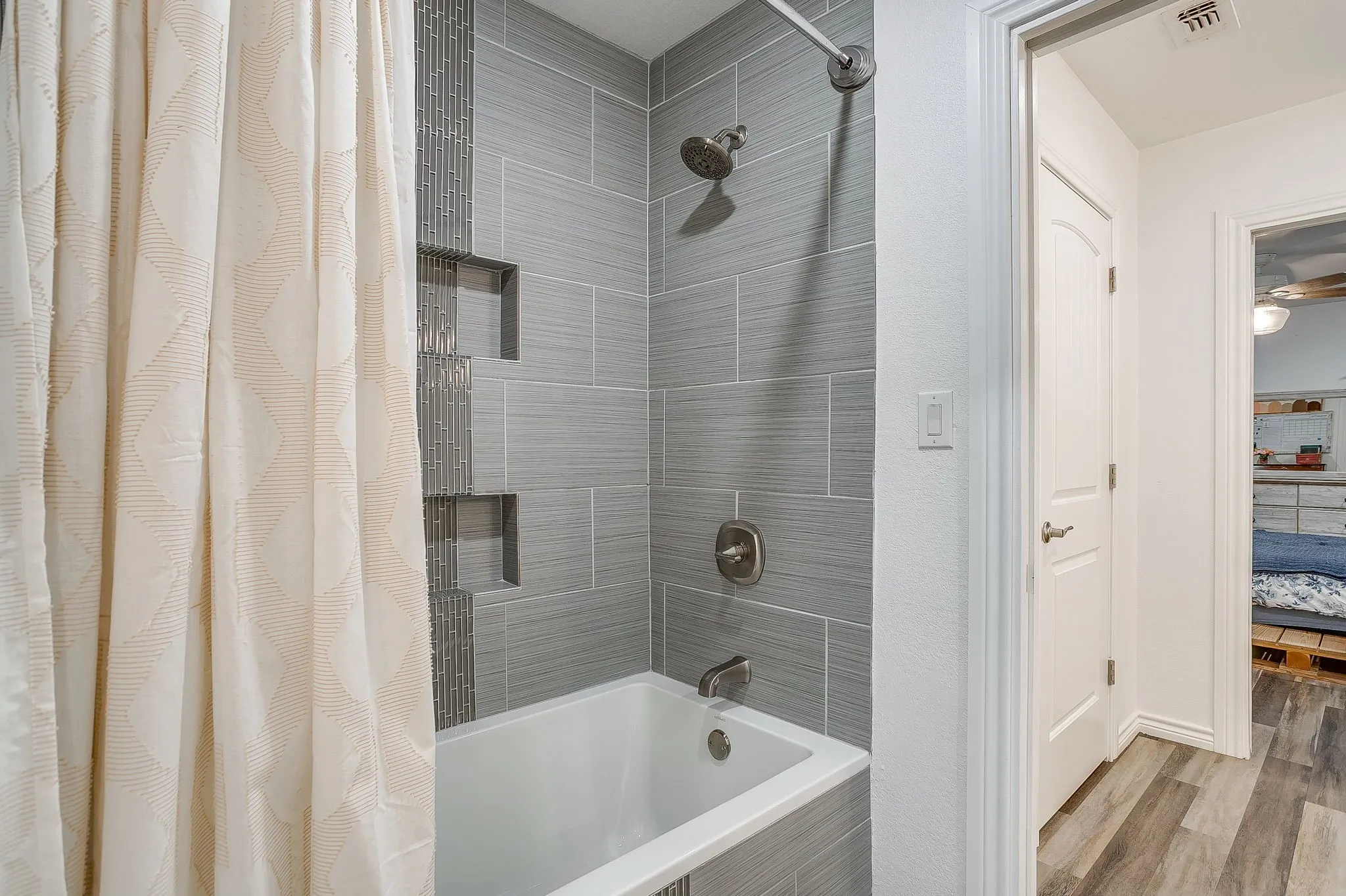Single Family Residence For Sale in Young County , 733 Fm 2652, Graham, Texas 76450, 3 Bedroom, 4 Bathroom, 3 Garage spaces, 2,852 Sqft, built in 2019, Preowned, mls#21156994, Real Estate Agent in Graham, Homes For Sale in Young county, Homes For Sale in Graham, Realtor in Graham Texas, Real Estate Brokerage Independent Realty Texas, Luminita Cordes Realtor
