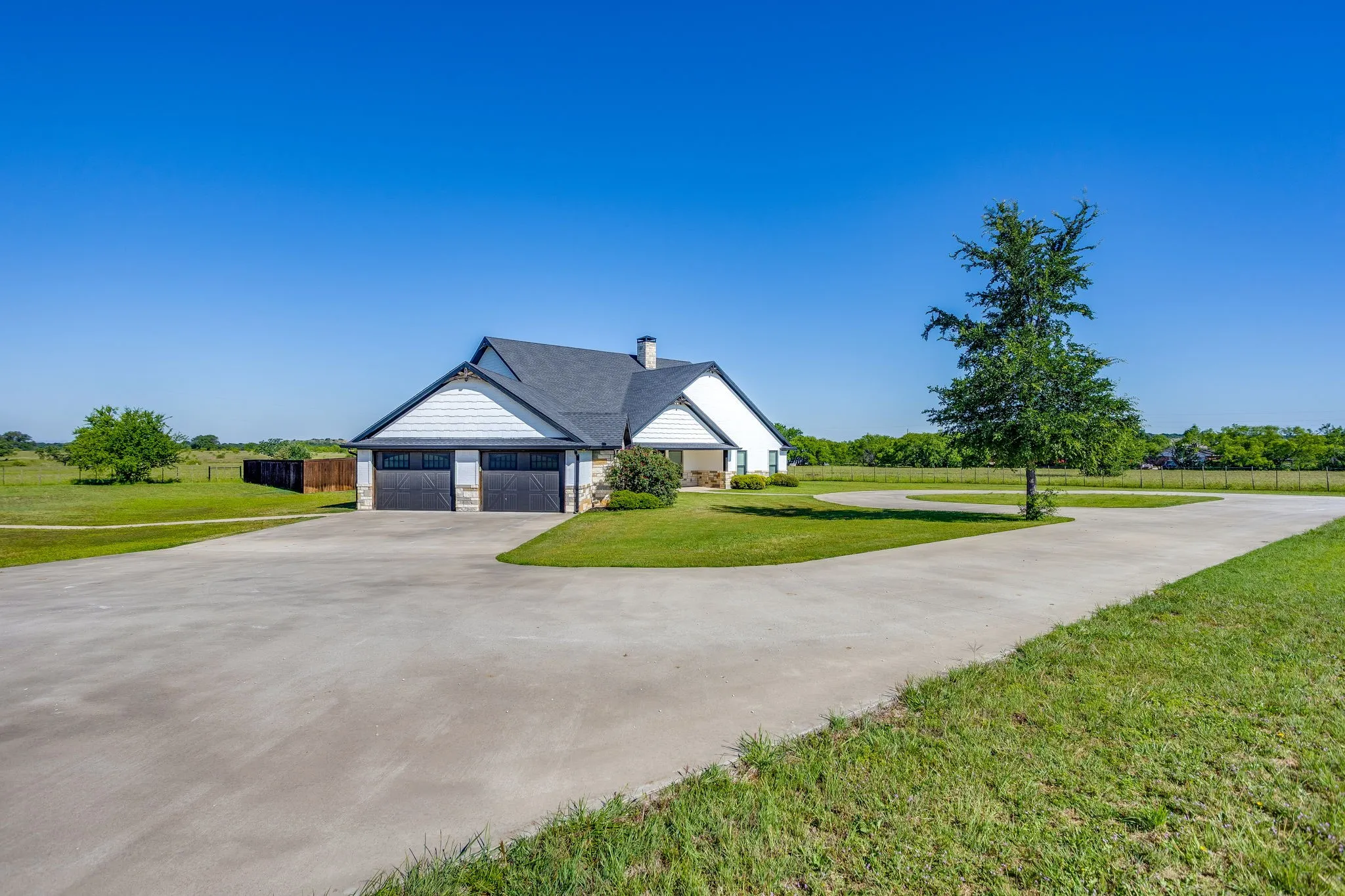 Single Family Residence For Sale in Young County , 733 Fm 2652, Graham, Texas 76450, 3 Bedroom, 4 Bathroom, 3 Garage spaces, 2,852 Sqft, built in 2019, Preowned, mls#21156994, Real Estate Agent in Graham, Homes For Sale in Young county, Homes For Sale in Graham, Realtor in Graham Texas, Real Estate Brokerage Independent Realty Texas, Luminita Cordes Realtor