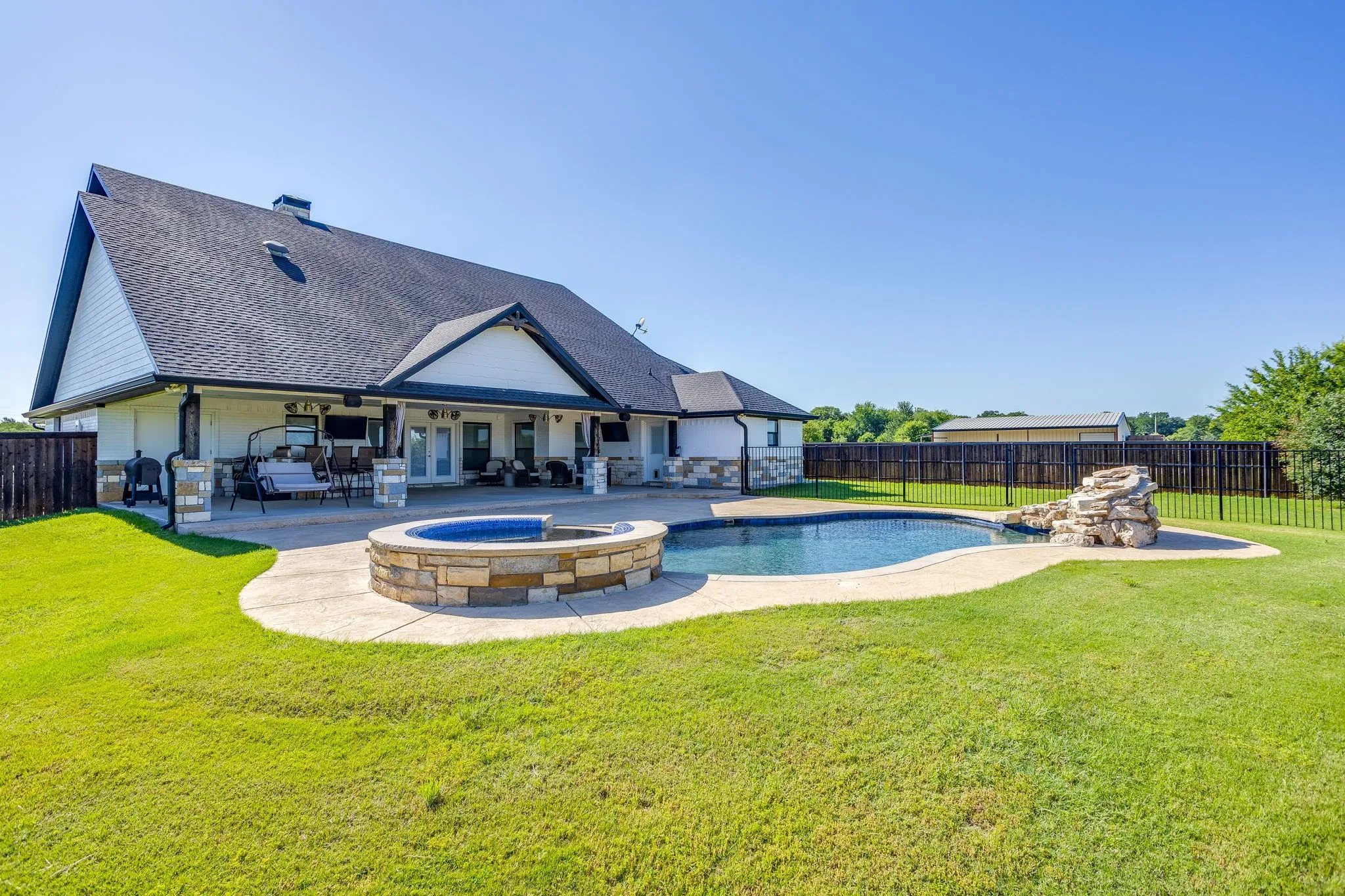 Single Family Residence For Sale in Young County , 733 Fm 2652, Graham, Texas 76450, 3 Bedroom, 4 Bathroom, 3 Garage spaces, 2,852 Sqft, built in 2019, Preowned, mls#21156994, Real Estate Agent in Graham, Homes For Sale in Young county, Homes For Sale in Graham, Realtor in Graham Texas, Real Estate Brokerage Independent Realty Texas, Luminita Cordes Realtor
