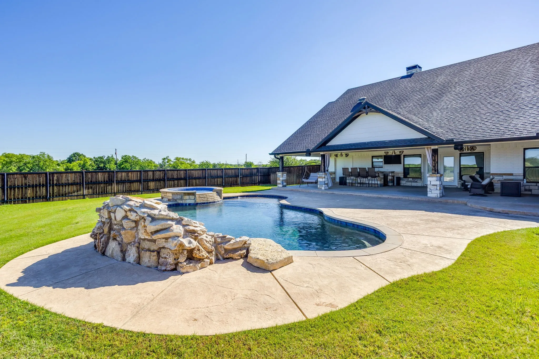 Single Family Residence For Sale in Young County , 733 Fm 2652, Graham, Texas 76450, 3 Bedroom, 4 Bathroom, 3 Garage spaces, 2,852 Sqft, built in 2019, Preowned, mls#21156994, Real Estate Agent in Graham, Homes For Sale in Young county, Homes For Sale in Graham, Realtor in Graham Texas, Real Estate Brokerage Independent Realty Texas, Luminita Cordes Realtor