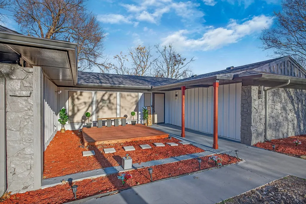 Single Family Residence For Sale in Tarrant County , 1301 Mildred Lane, Benbrook, Texas 76126, 4 Bedroom, 2 Bathroom, 2 Garage spaces, 2,014 Sqft, built in 1965, mls#21155862, Real Estate Agent in Benbrook, Homes For Sale in Tarrant county, Homes For Sale in Benbrook, Realtor in Benbrook Texas, Real Estate Brokerage Independent Realty Texas, Luminita Cordes Realtor