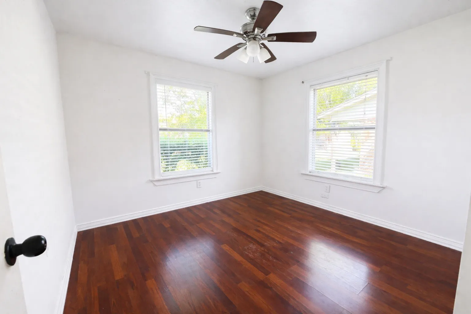 Single Family Residence For Sale in Dallas County , 805 Brookshire Circle, Garland, Texas 75043, 4 Bedroom, 2 Bathroom, Garage spaces, 1,519 Sqft, built in 1966, Preowned, mls#21156954, Real Estate Agent in Garland, Homes For Sale in Dallas county, Homes For Sale in Garland, Realtor in Garland Texas, Real Estate Brokerage Independent Realty Texas, Luminita Cordes Realtor