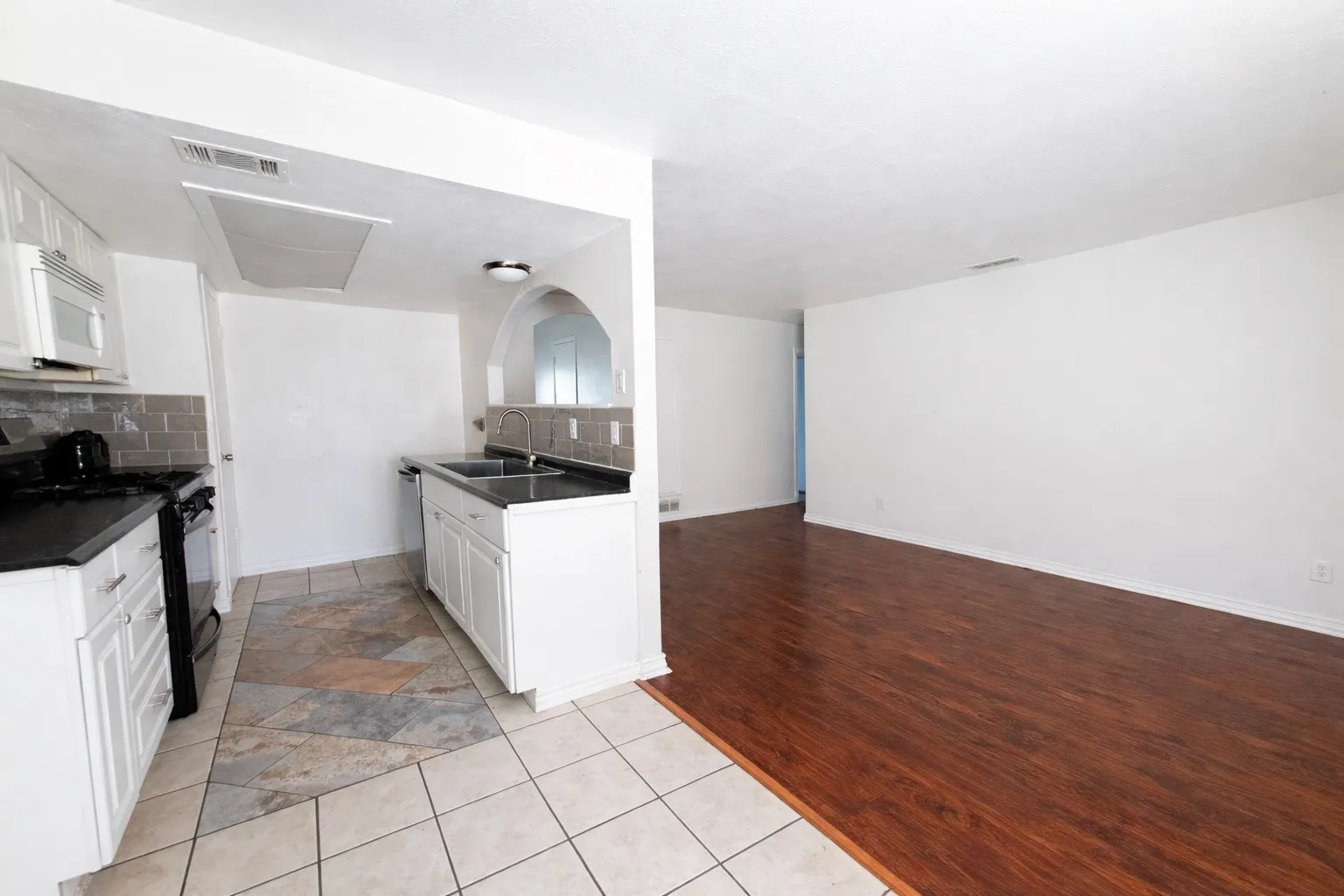 Single Family Residence For Sale in Dallas County , 805 Brookshire Circle, Garland, Texas 75043, 4 Bedroom, 2 Bathroom, Garage spaces, 1,519 Sqft, built in 1966, Preowned, mls#21156954, Real Estate Agent in Garland, Homes For Sale in Dallas county, Homes For Sale in Garland, Realtor in Garland Texas, Real Estate Brokerage Independent Realty Texas, Luminita Cordes Realtor