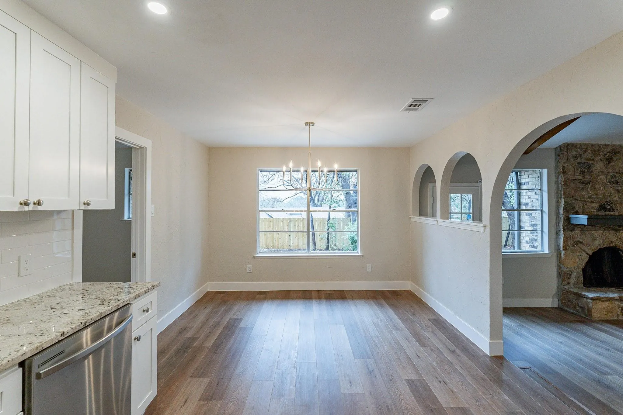 Single Family Residence For Sale in Tarrant County , 2105 Castle Oaks Drive, Arlington, Texas 76012, 3 Bedroom, 2 Bathroom, 2 Garage spaces, 1,815 Sqft, built in 1975, mls#21157599, Real Estate Agent in Arlington, Homes For Sale in Tarrant county, Homes For Sale in Arlington, Realtor in Arlington Texas, Real Estate Brokerage Independent Realty Texas, Luminita Cordes Realtor