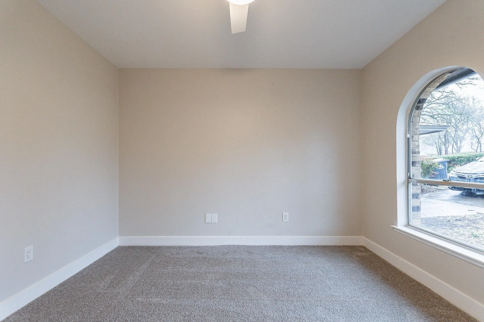Single Family Residence For Sale in Tarrant County , 2105 Castle Oaks Drive, Arlington, Texas 76012, 3 Bedroom, 2 Bathroom, 2 Garage spaces, 1,815 Sqft, built in 1975, mls#21157599, Real Estate Agent in Arlington, Homes For Sale in Tarrant county, Homes For Sale in Arlington, Realtor in Arlington Texas, Real Estate Brokerage Independent Realty Texas, Luminita Cordes Realtor