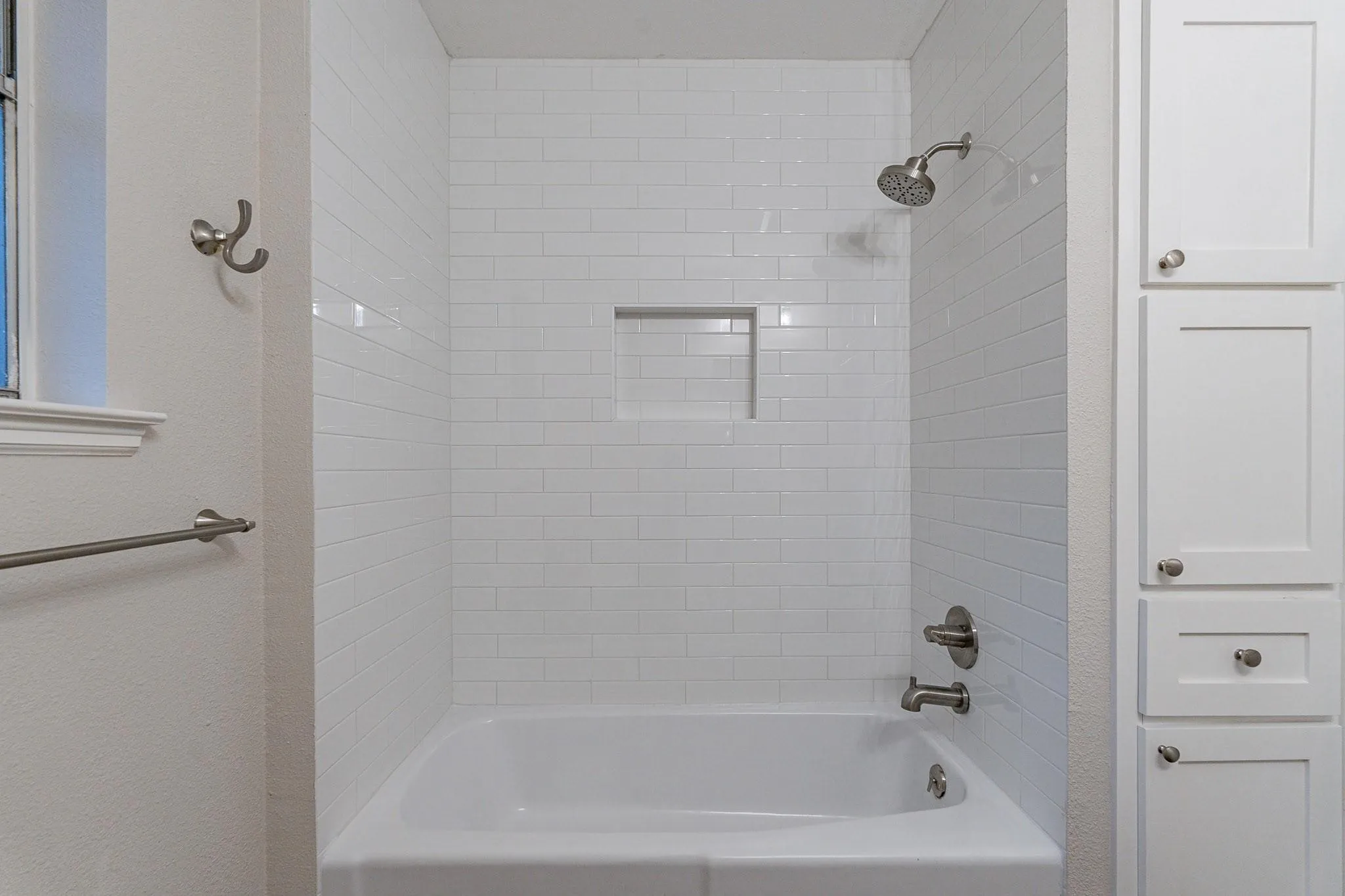 Single Family Residence For Sale in Tarrant County , 2105 Castle Oaks Drive, Arlington, Texas 76012, 3 Bedroom, 2 Bathroom, 2 Garage spaces, 1,815 Sqft, built in 1975, mls#21157599, Real Estate Agent in Arlington, Homes For Sale in Tarrant county, Homes For Sale in Arlington, Realtor in Arlington Texas, Real Estate Brokerage Independent Realty Texas, Luminita Cordes Realtor
