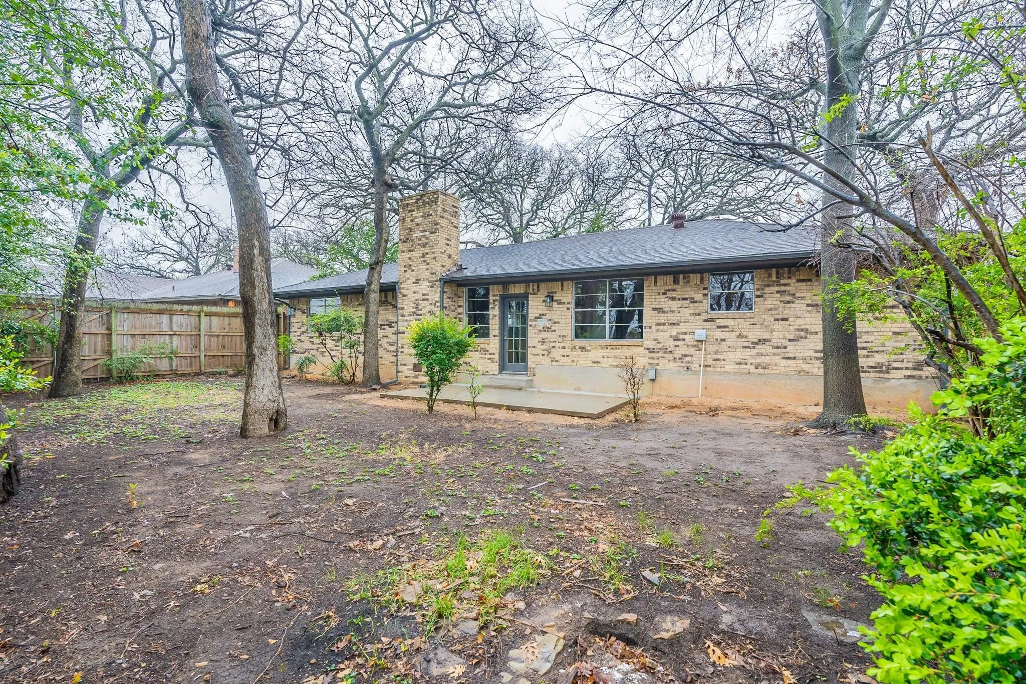 Single Family Residence For Sale in Tarrant County , 2105 Castle Oaks Drive, Arlington, Texas 76012, 3 Bedroom, 2 Bathroom, 2 Garage spaces, 1,815 Sqft, built in 1975, mls#21157599, Real Estate Agent in Arlington, Homes For Sale in Tarrant county, Homes For Sale in Arlington, Realtor in Arlington Texas, Real Estate Brokerage Independent Realty Texas, Luminita Cordes Realtor