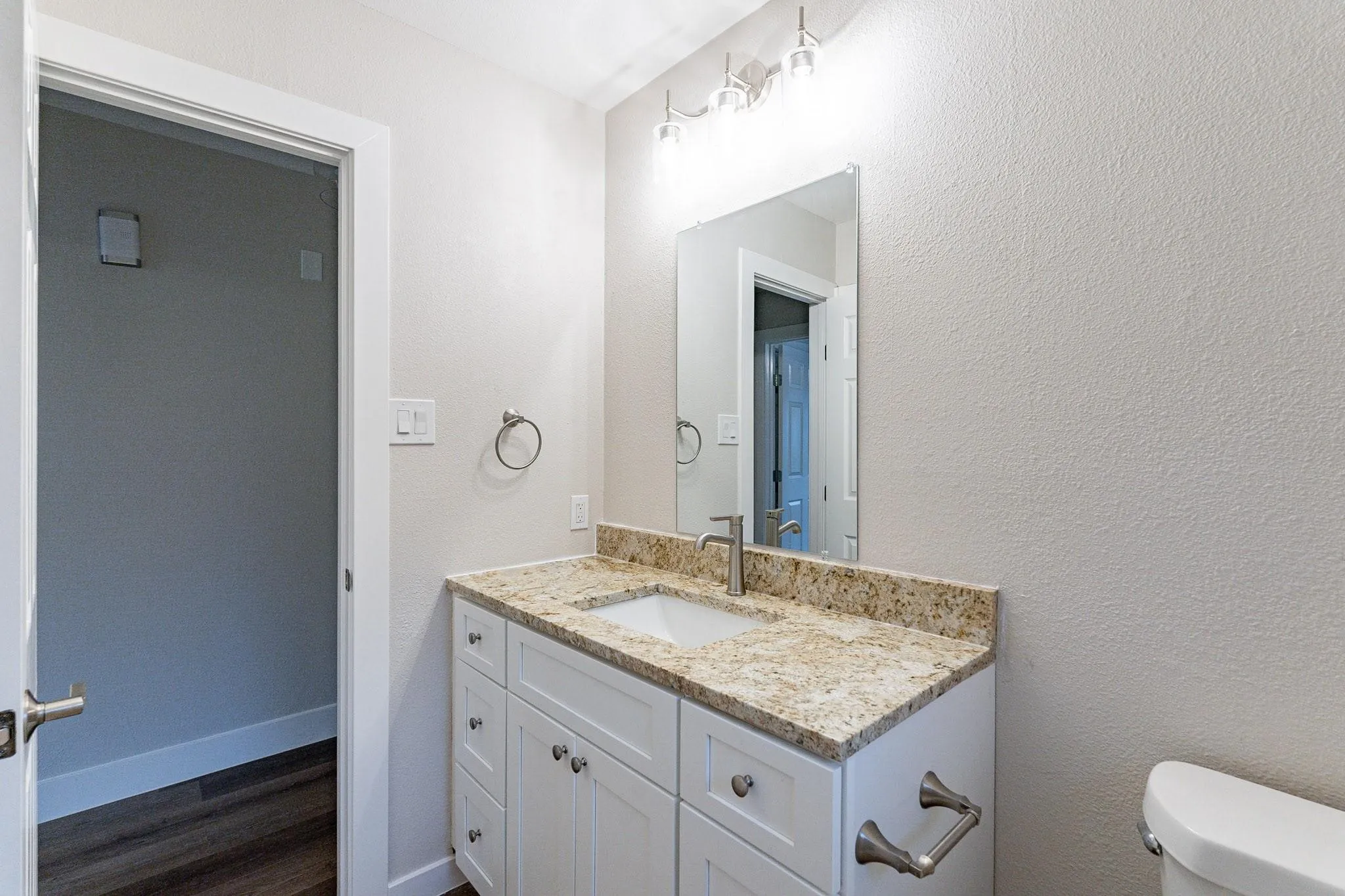 Single Family Residence For Sale in Tarrant County , 2105 Castle Oaks Drive, Arlington, Texas 76012, 3 Bedroom, 2 Bathroom, 2 Garage spaces, 1,815 Sqft, built in 1975, mls#21157599, Real Estate Agent in Arlington, Homes For Sale in Tarrant county, Homes For Sale in Arlington, Realtor in Arlington Texas, Real Estate Brokerage Independent Realty Texas, Luminita Cordes Realtor