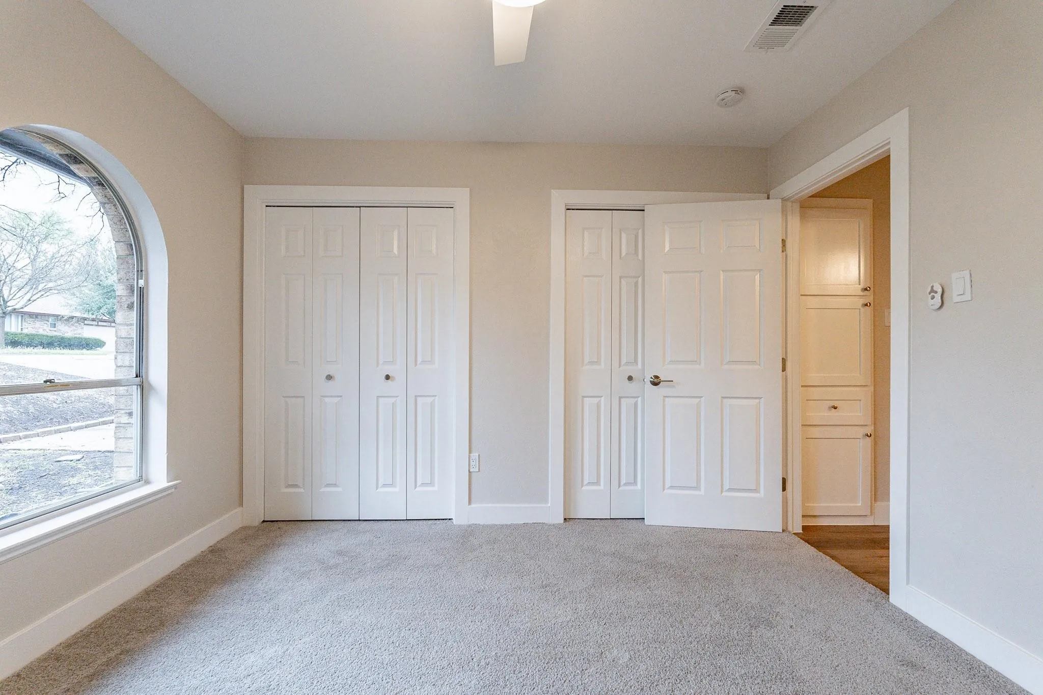 Single Family Residence For Sale in Tarrant County , 2105 Castle Oaks Drive, Arlington, Texas 76012, 3 Bedroom, 2 Bathroom, 2 Garage spaces, 1,815 Sqft, built in 1975, mls#21157599, Real Estate Agent in Arlington, Homes For Sale in Tarrant county, Homes For Sale in Arlington, Realtor in Arlington Texas, Real Estate Brokerage Independent Realty Texas, Luminita Cordes Realtor