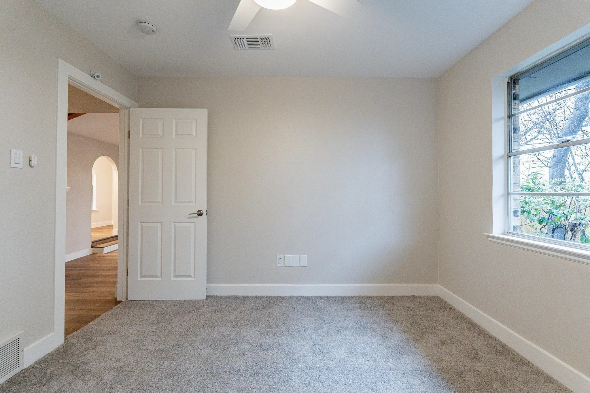 Single Family Residence For Sale in Tarrant County , 2105 Castle Oaks Drive, Arlington, Texas 76012, 3 Bedroom, 2 Bathroom, 2 Garage spaces, 1,815 Sqft, built in 1975, mls#21157599, Real Estate Agent in Arlington, Homes For Sale in Tarrant county, Homes For Sale in Arlington, Realtor in Arlington Texas, Real Estate Brokerage Independent Realty Texas, Luminita Cordes Realtor