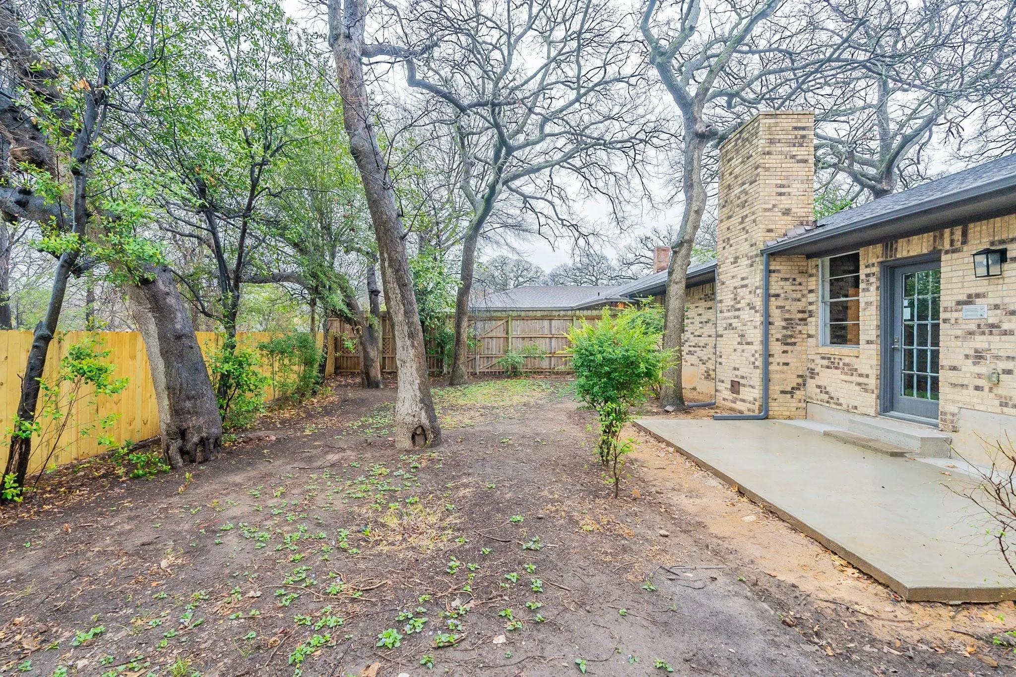 Single Family Residence For Sale in Tarrant County , 2105 Castle Oaks Drive, Arlington, Texas 76012, 3 Bedroom, 2 Bathroom, 2 Garage spaces, 1,815 Sqft, built in 1975, mls#21157599, Real Estate Agent in Arlington, Homes For Sale in Tarrant county, Homes For Sale in Arlington, Realtor in Arlington Texas, Real Estate Brokerage Independent Realty Texas, Luminita Cordes Realtor