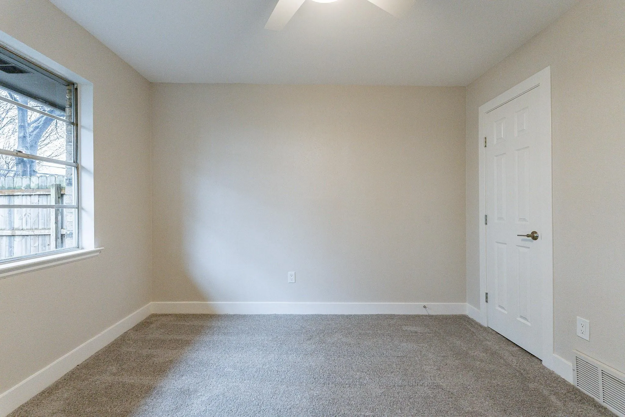 Single Family Residence For Sale in Tarrant County , 2105 Castle Oaks Drive, Arlington, Texas 76012, 3 Bedroom, 2 Bathroom, 2 Garage spaces, 1,815 Sqft, built in 1975, mls#21157599, Real Estate Agent in Arlington, Homes For Sale in Tarrant county, Homes For Sale in Arlington, Realtor in Arlington Texas, Real Estate Brokerage Independent Realty Texas, Luminita Cordes Realtor
