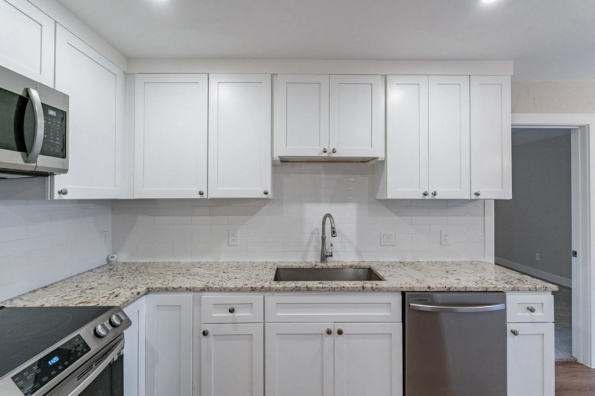Single Family Residence For Sale in Tarrant County , 2105 Castle Oaks Drive, Arlington, Texas 76012, 3 Bedroom, 2 Bathroom, 2 Garage spaces, 1,815 Sqft, built in 1975, mls#21157599, Real Estate Agent in Arlington, Homes For Sale in Tarrant county, Homes For Sale in Arlington, Realtor in Arlington Texas, Real Estate Brokerage Independent Realty Texas, Luminita Cordes Realtor