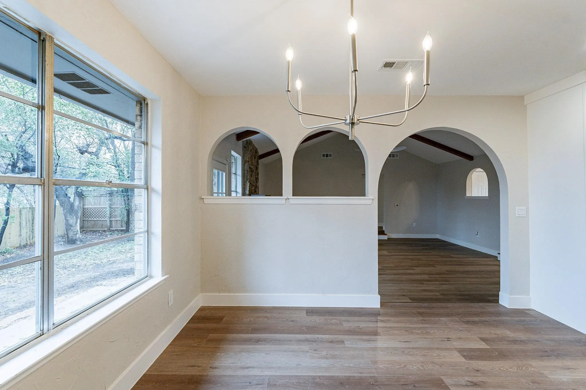 Single Family Residence For Sale in Tarrant County , 2105 Castle Oaks Drive, Arlington, Texas 76012, 3 Bedroom, 2 Bathroom, 2 Garage spaces, 1,815 Sqft, built in 1975, mls#21157599, Real Estate Agent in Arlington, Homes For Sale in Tarrant county, Homes For Sale in Arlington, Realtor in Arlington Texas, Real Estate Brokerage Independent Realty Texas, Luminita Cordes Realtor
